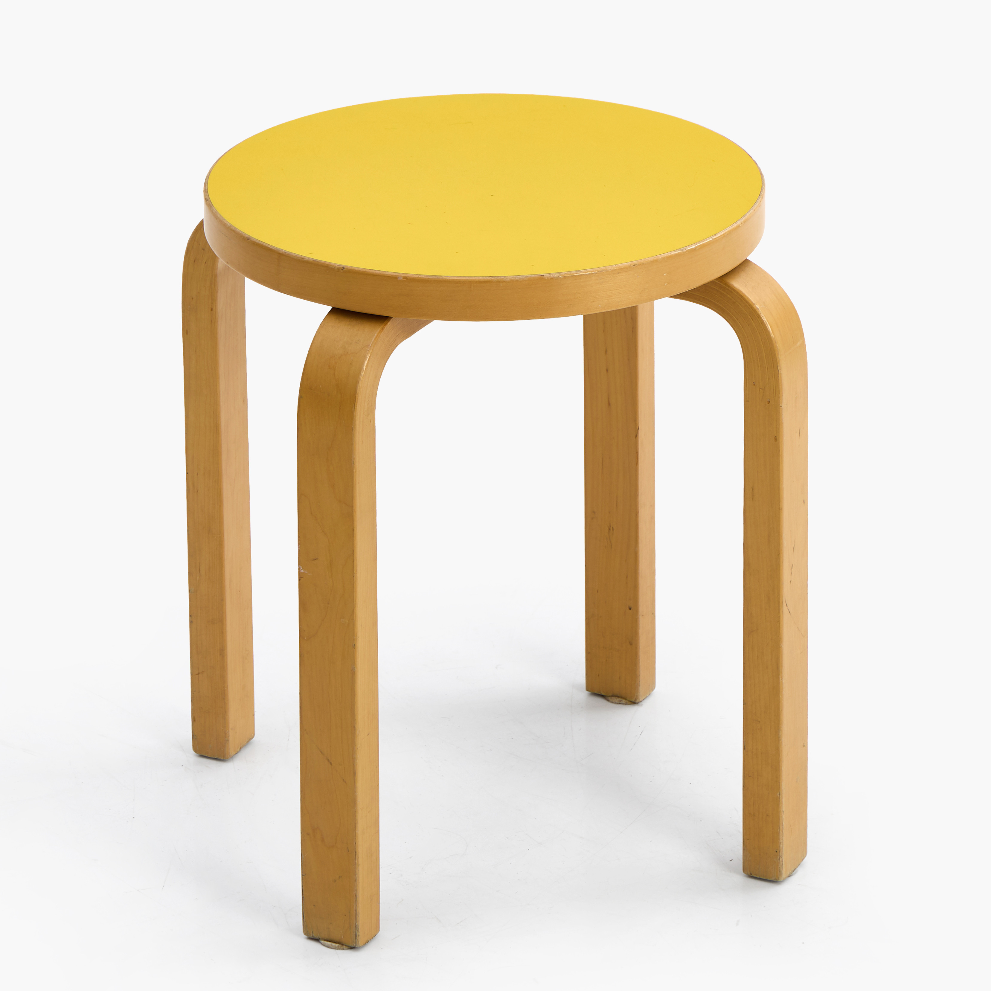 ALVAR AALTO (FINLAND, 1898–1976). Pall, modell 60, Artek, skiktlimmad björk med sits av gullackerad laminat, etikettmärkt i botten.