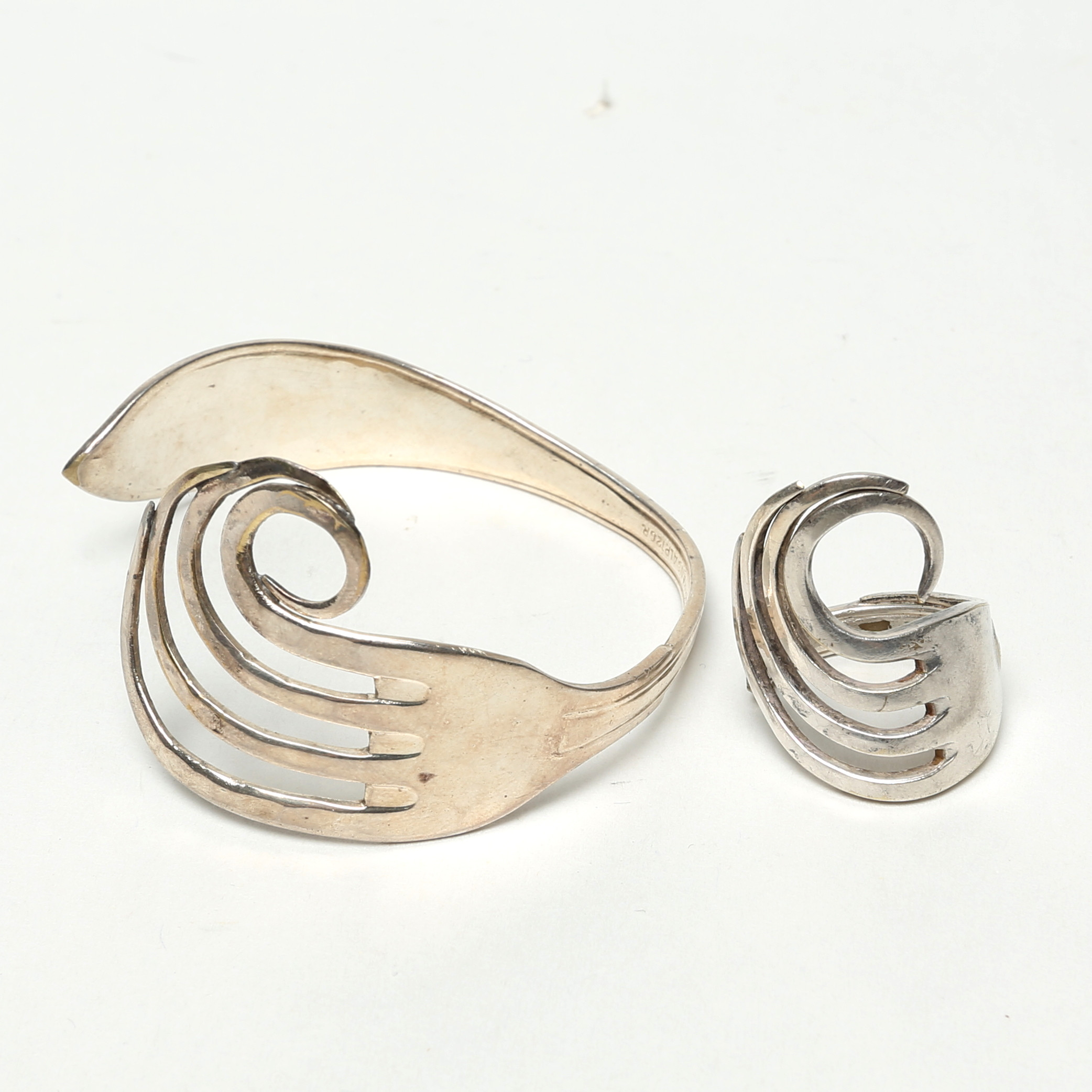 ARMBAND och RING, gjorda av nysilvergafflar.