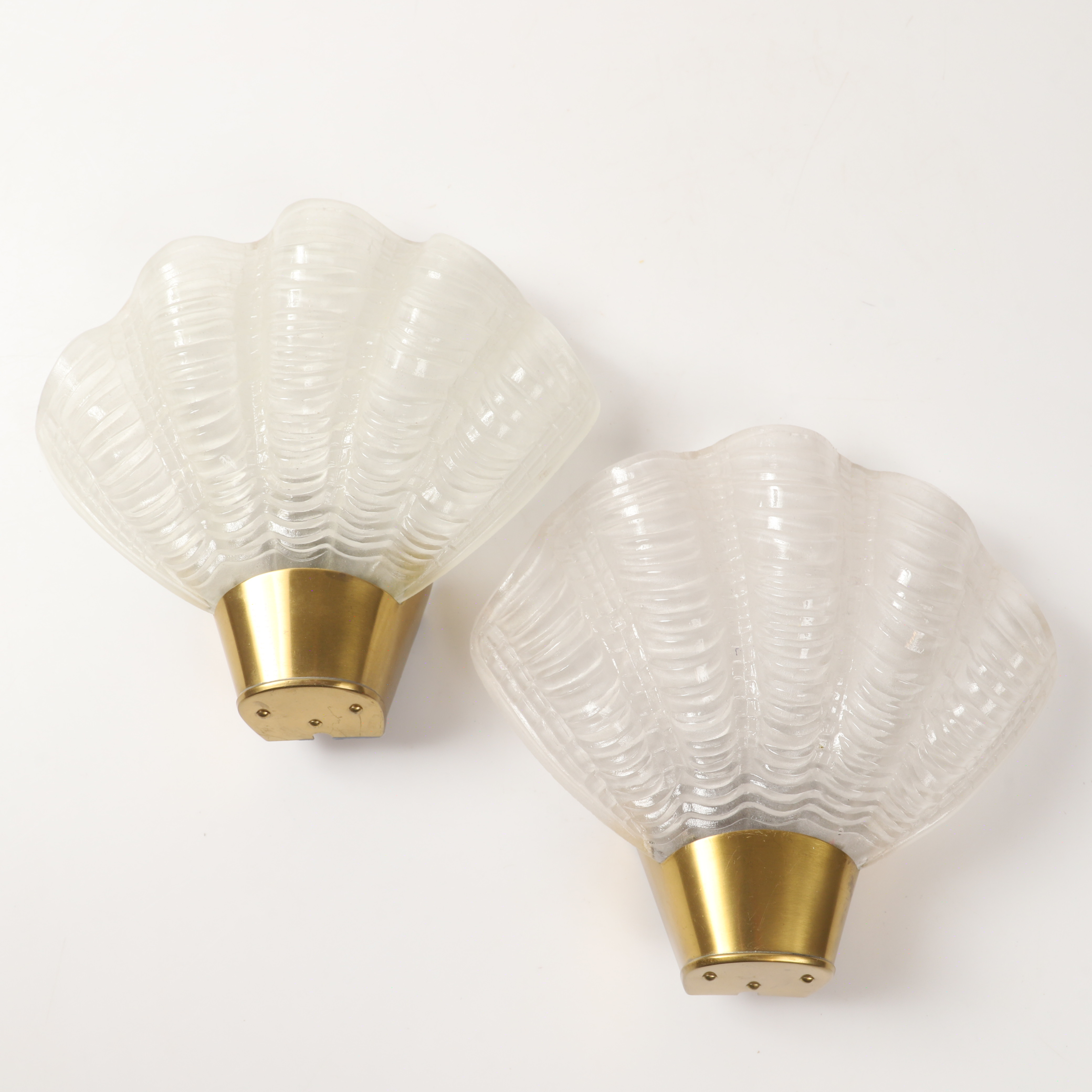 VÄGGLAMPOR, 1 par, "Coquille", glas och mässing, Asea, 1900-talets mitt.