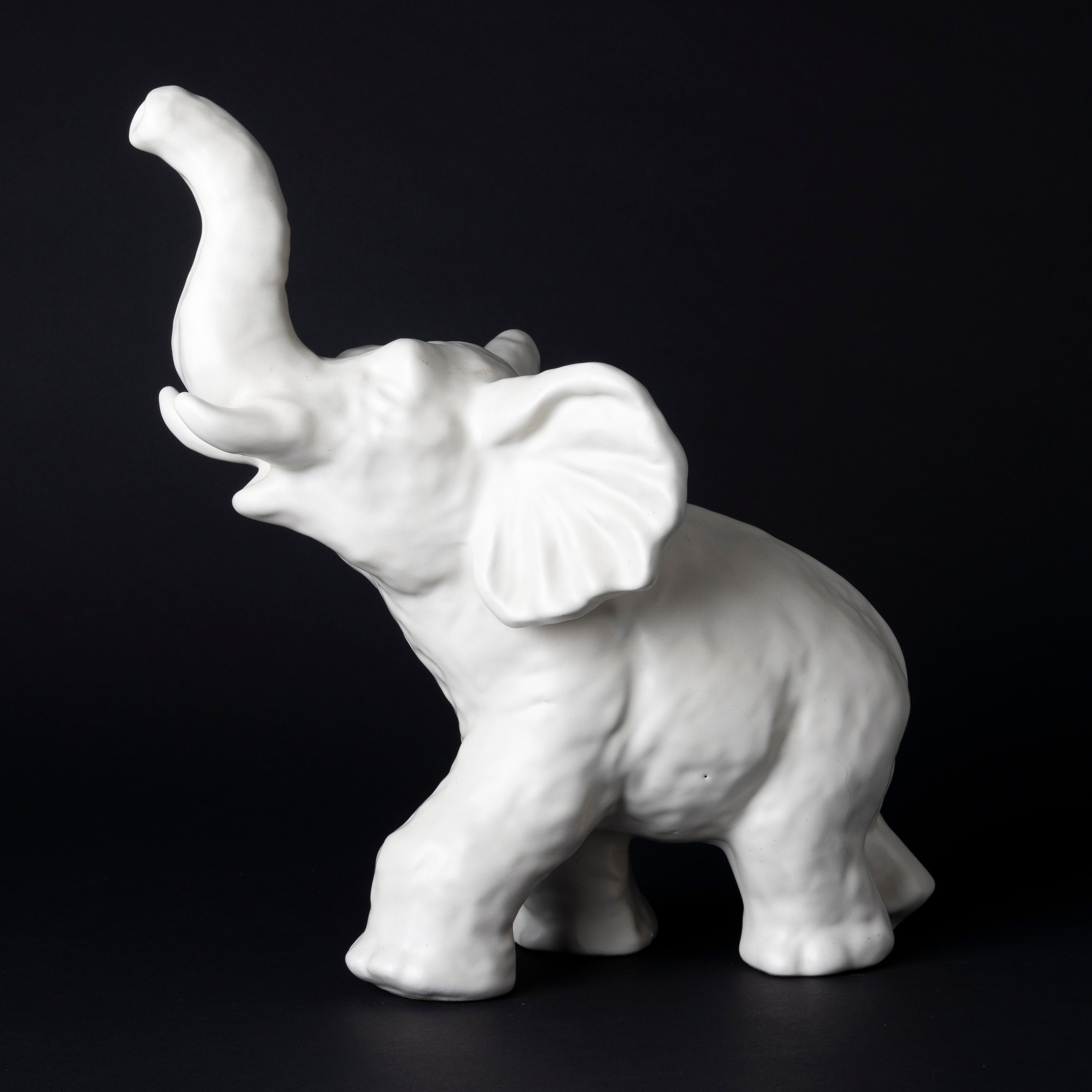 VICKE LINDSTRAND. Figurin, vitglaserad keramik, Elefant, Upsala-Ekeby.