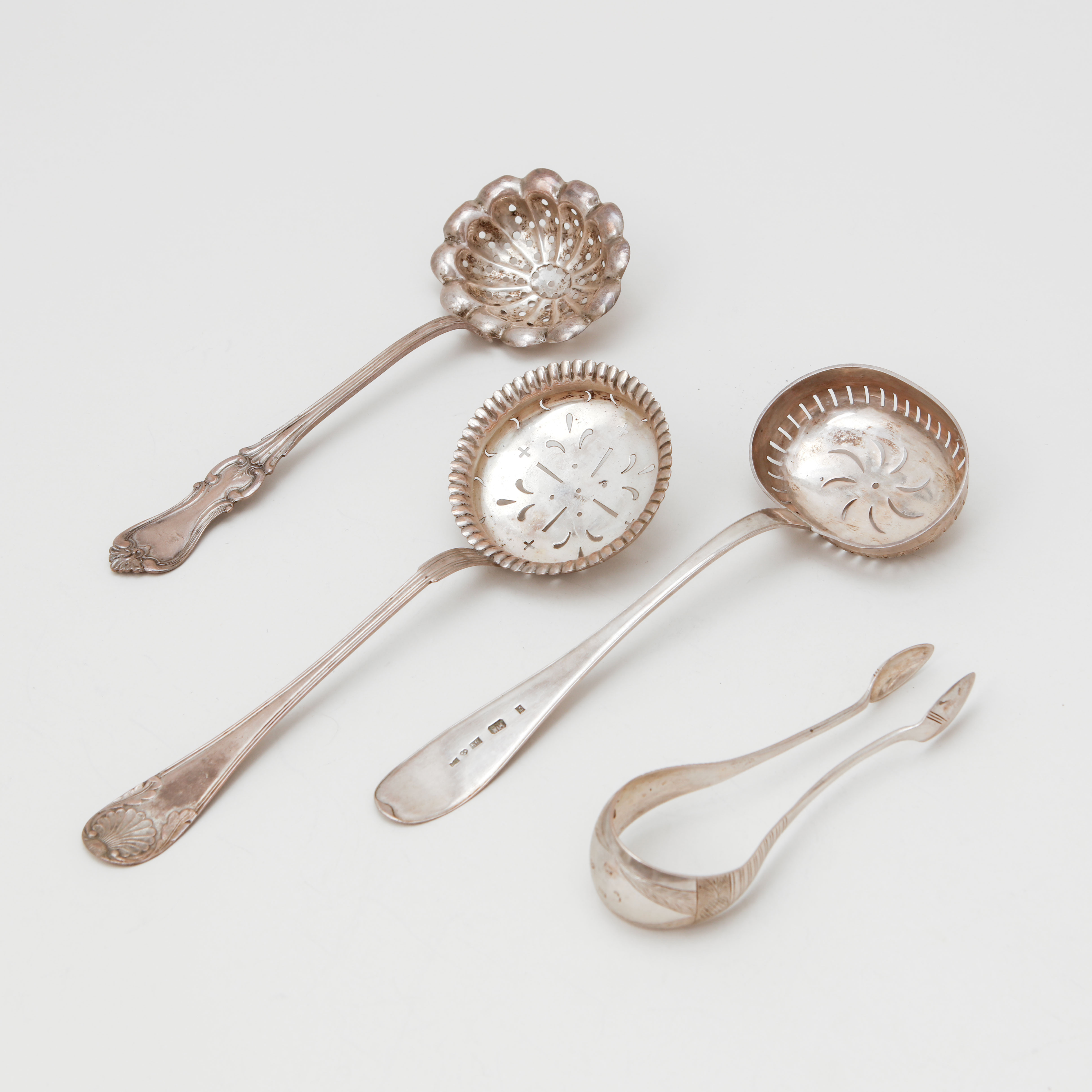 SOCKERSTRÖARE, 3 st, och SOCKERTÅNG, silver, 1800-tal, bl.a. Borås. Vikt ca 125 g.