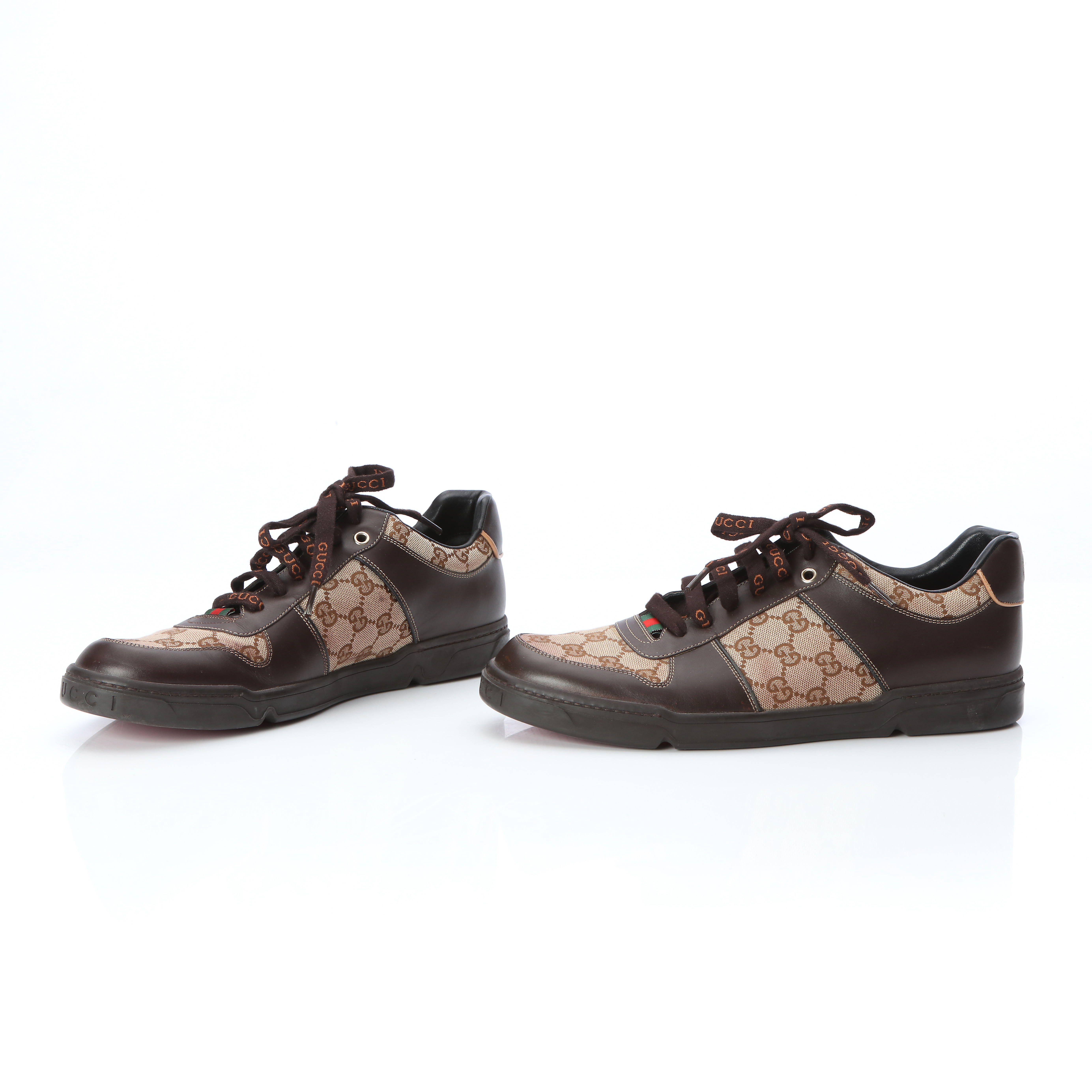 GUCCI, GG LACE-UP, HERRSKOR, ETT PAR. Monogramtextil och brunt skinn med Gucci-märkta skosnören.