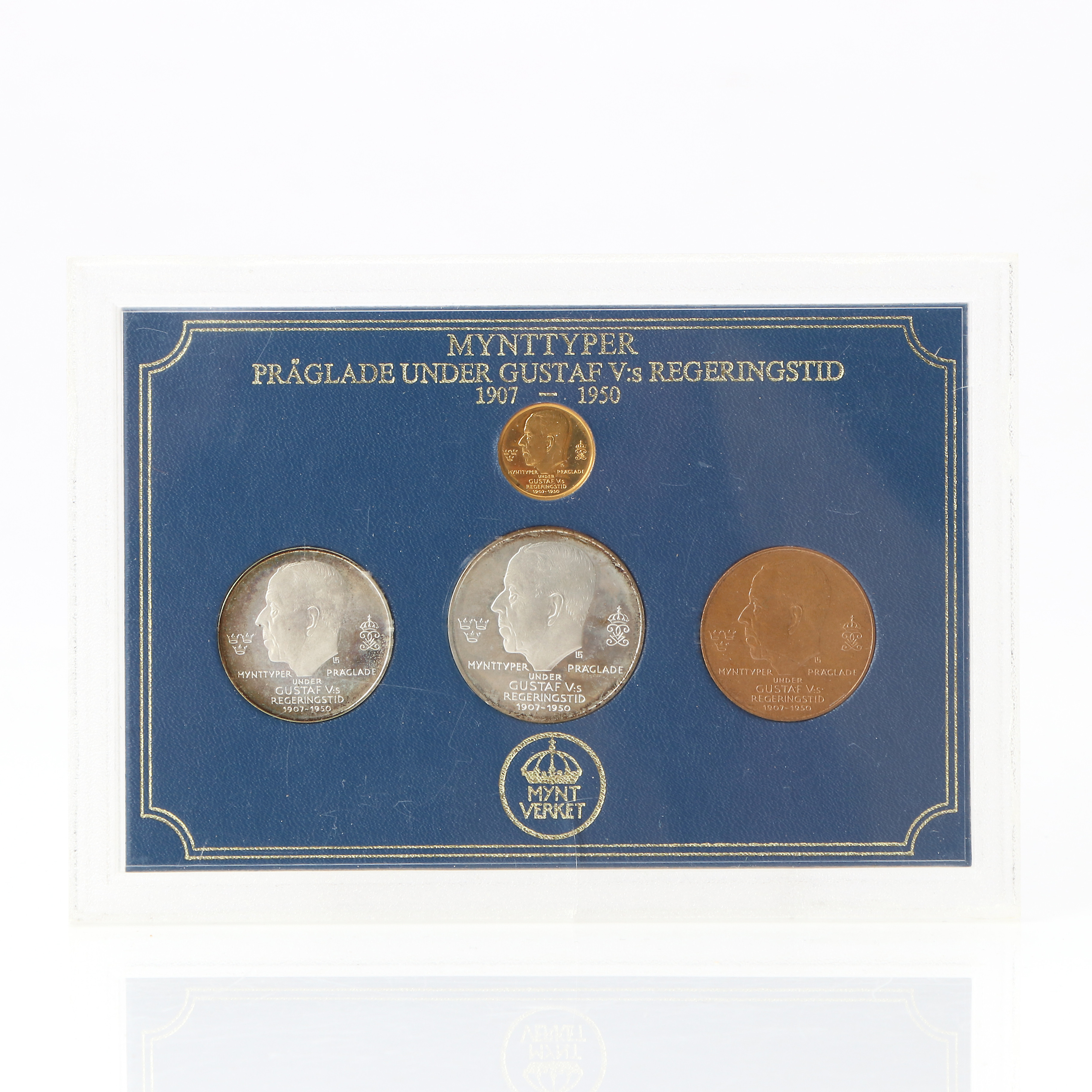GULDMYNT MM I KASETT. Minnesmedaljer: "Mynttyper präglade under Gustaf V:s regeringstid 1907-1950". Innehållande guldmynt 23K, vikt 4,7 gram.