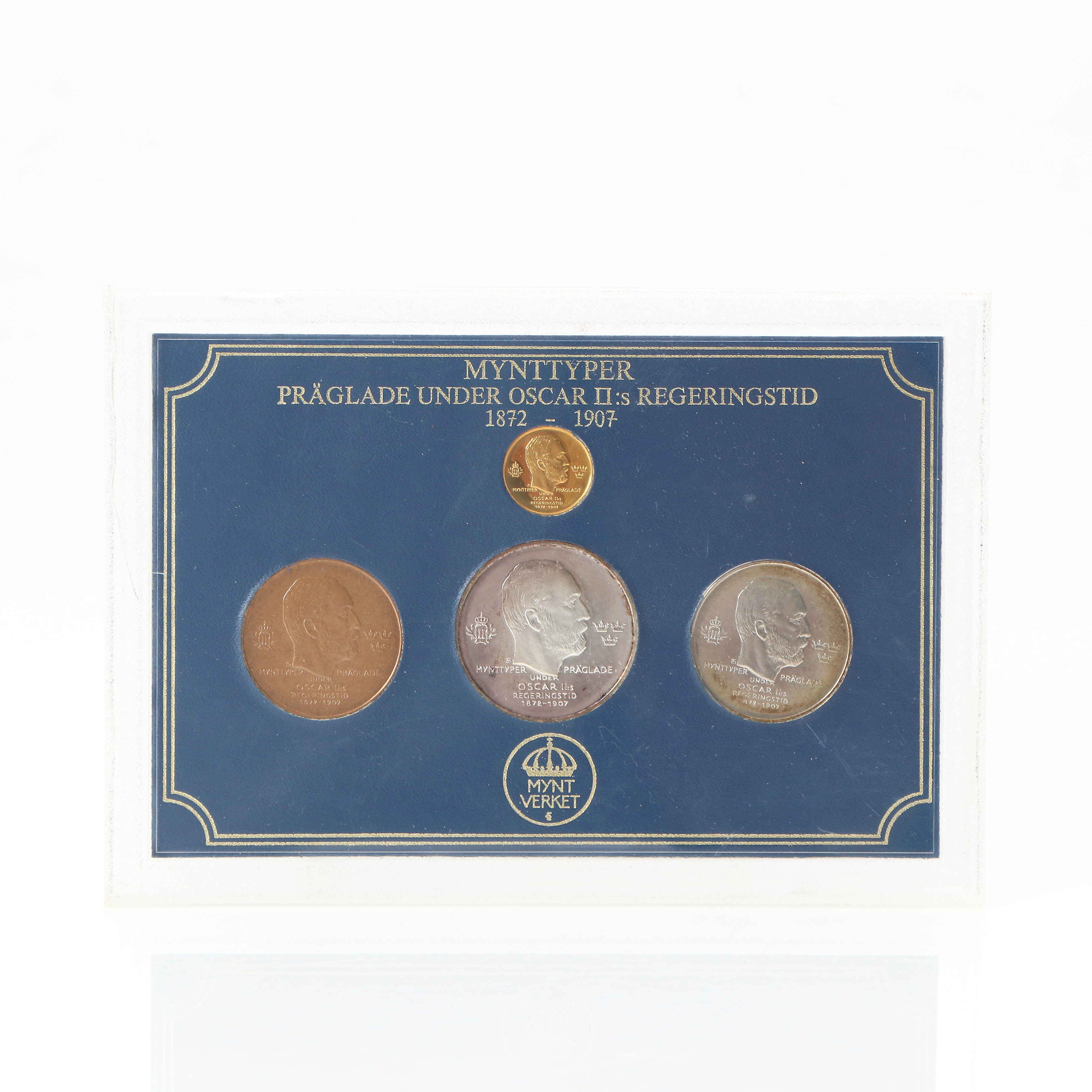 GULDMYNT MM I KASETT. Minnesmedaljer: "Mynttyper präglade under Oscar II:s regeringstid 1872-1907". Innehållande guldmynt 23K, vikt 4,7 gram.