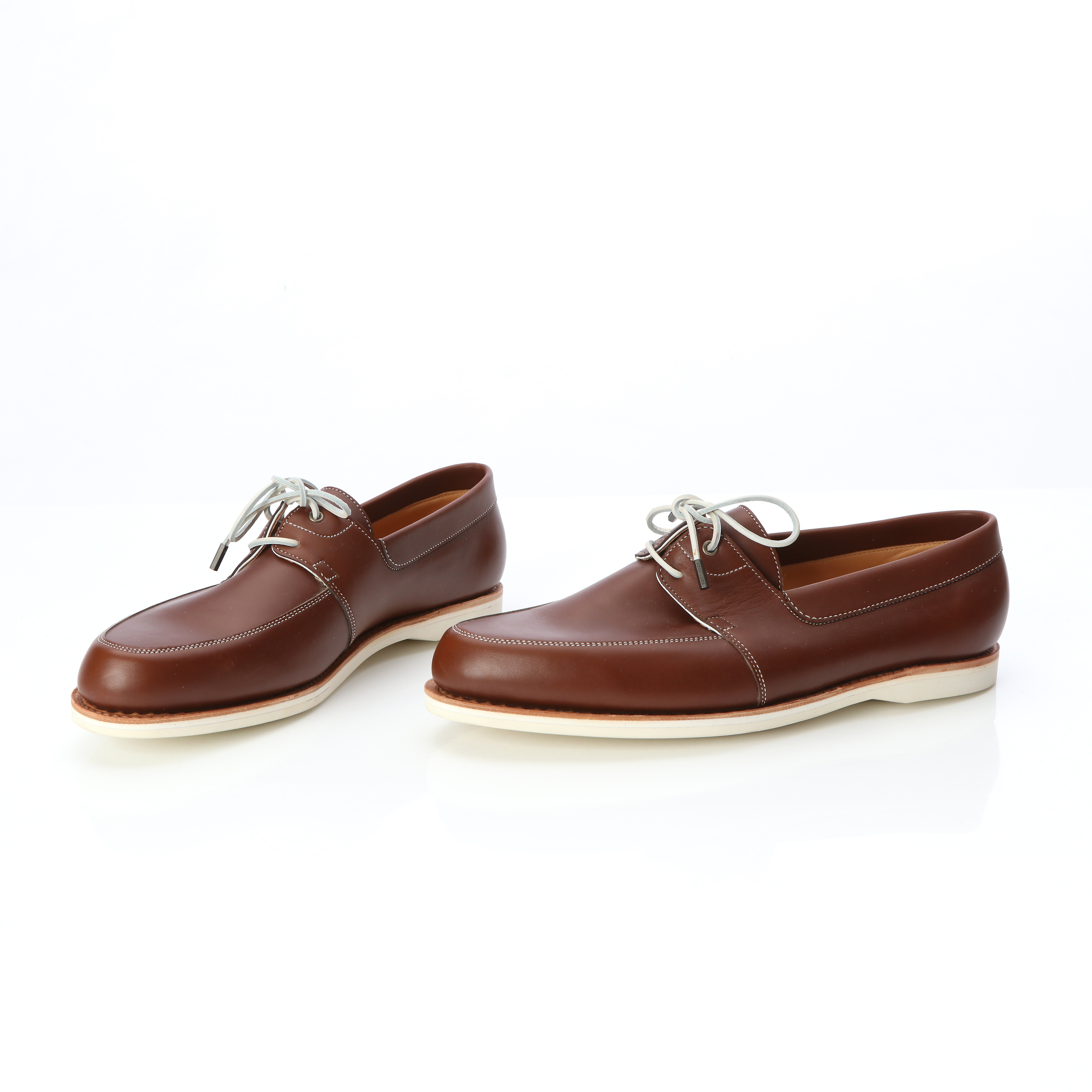 JOHN LOBB, SEGLARSKOR "ARIMA", ETT PAR. Brunt skinn, vita lädersnören, gummisulor.