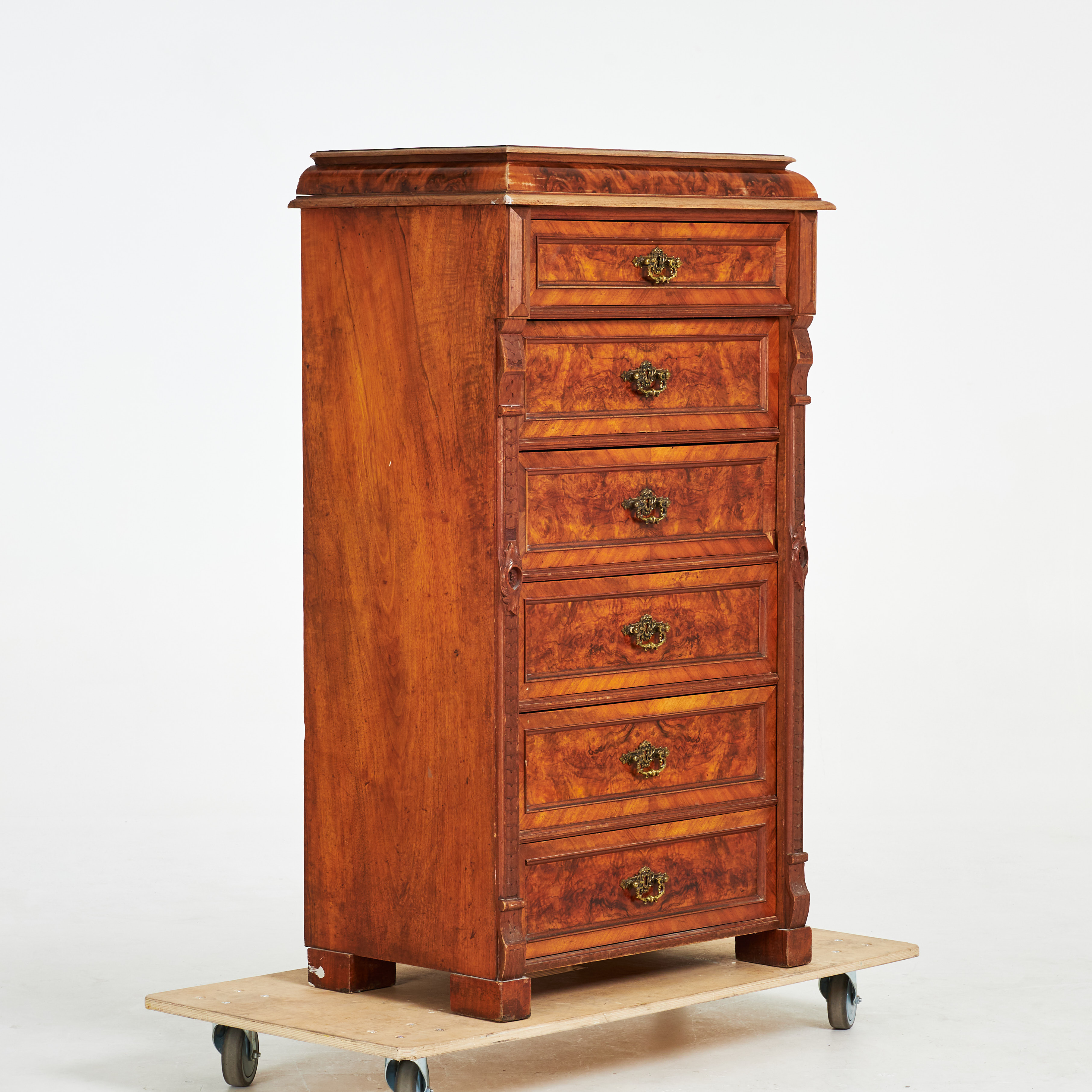 CHIFFONJÉ, fanérad i bl.a. valnöt och rot, beslag i gulmetall, skuren dekor, 1900-talets början.