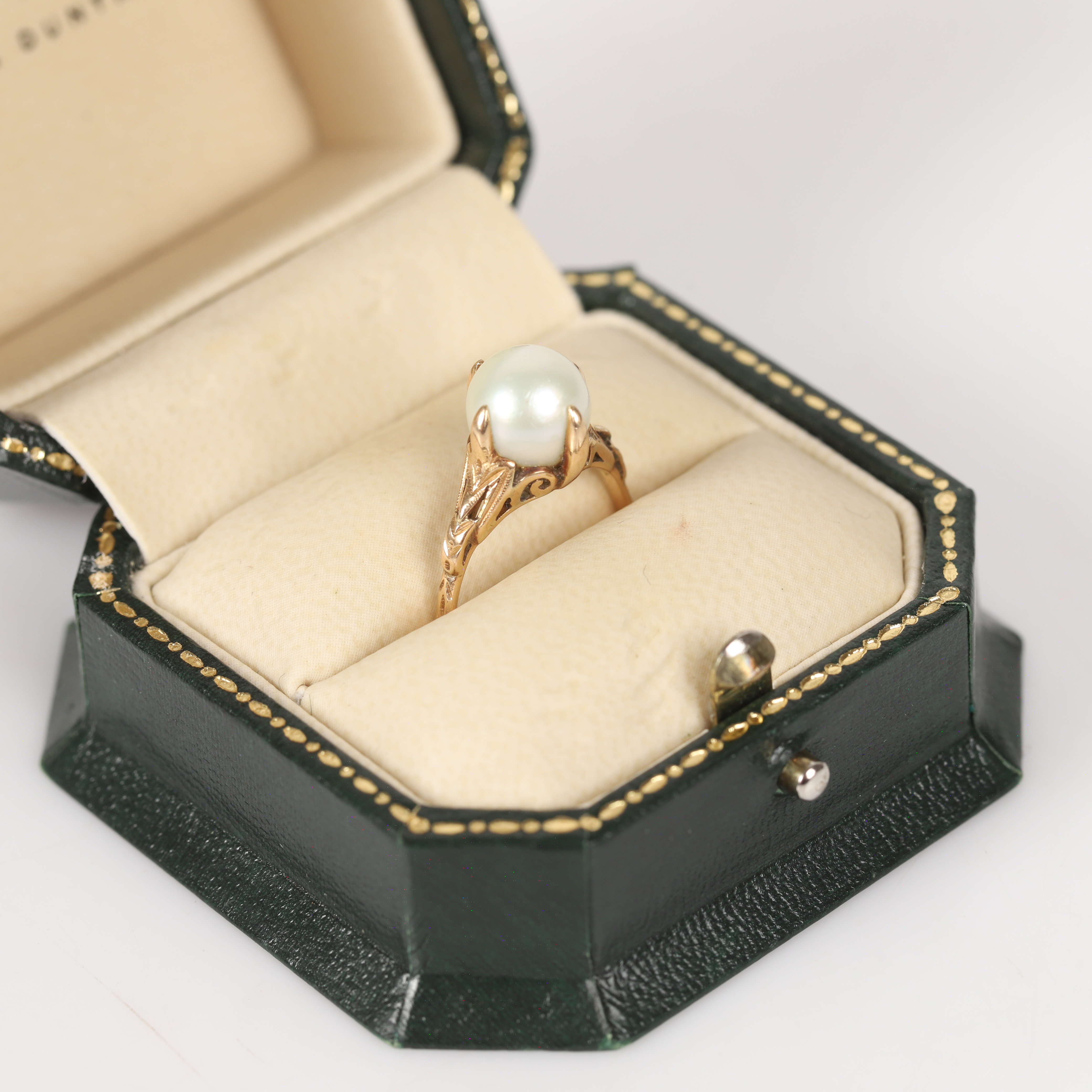 RING, 18 K guld med odlad pärla.