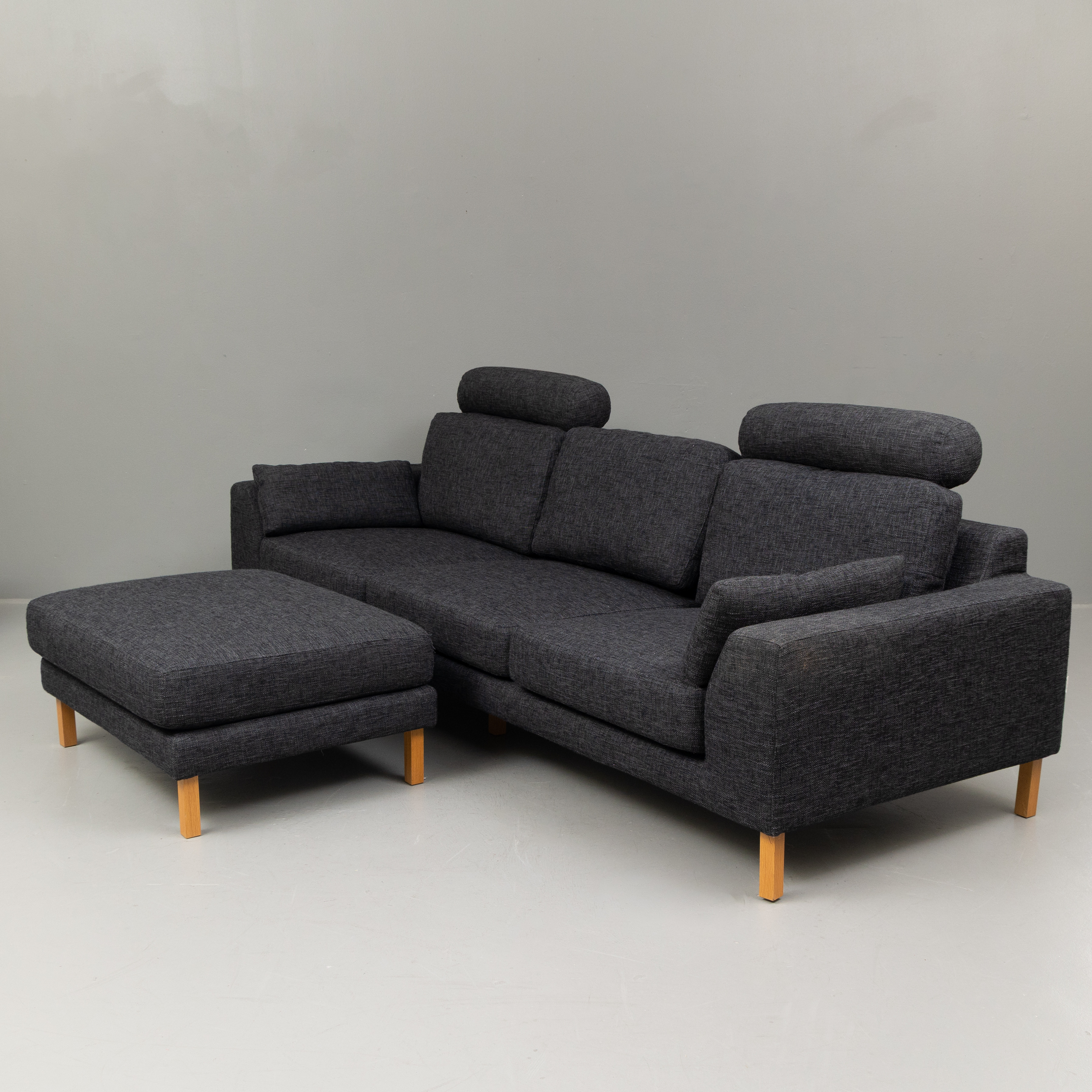 IHREBORN. soffa samt sittpuff, 2 delar, 3-sits, klädd i ulltyg, Ihreborn, Småland, 2000-tal.