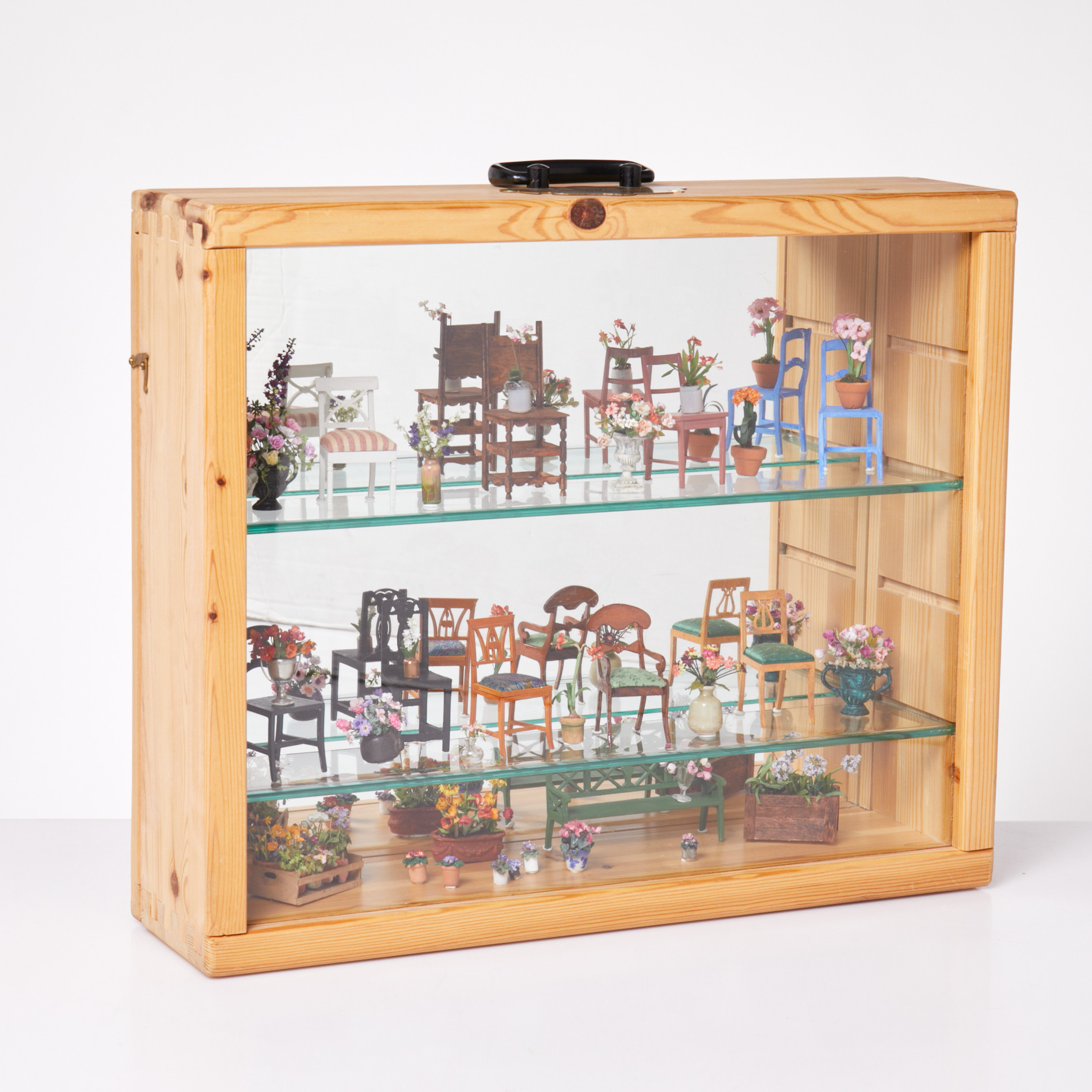 GUNILLA TRONJE. Displayskåp, med miniatyrstolar och blommor, varierande stilar, glasat skåp i furu, invändigt med spegelglas, 19/2000-tal.