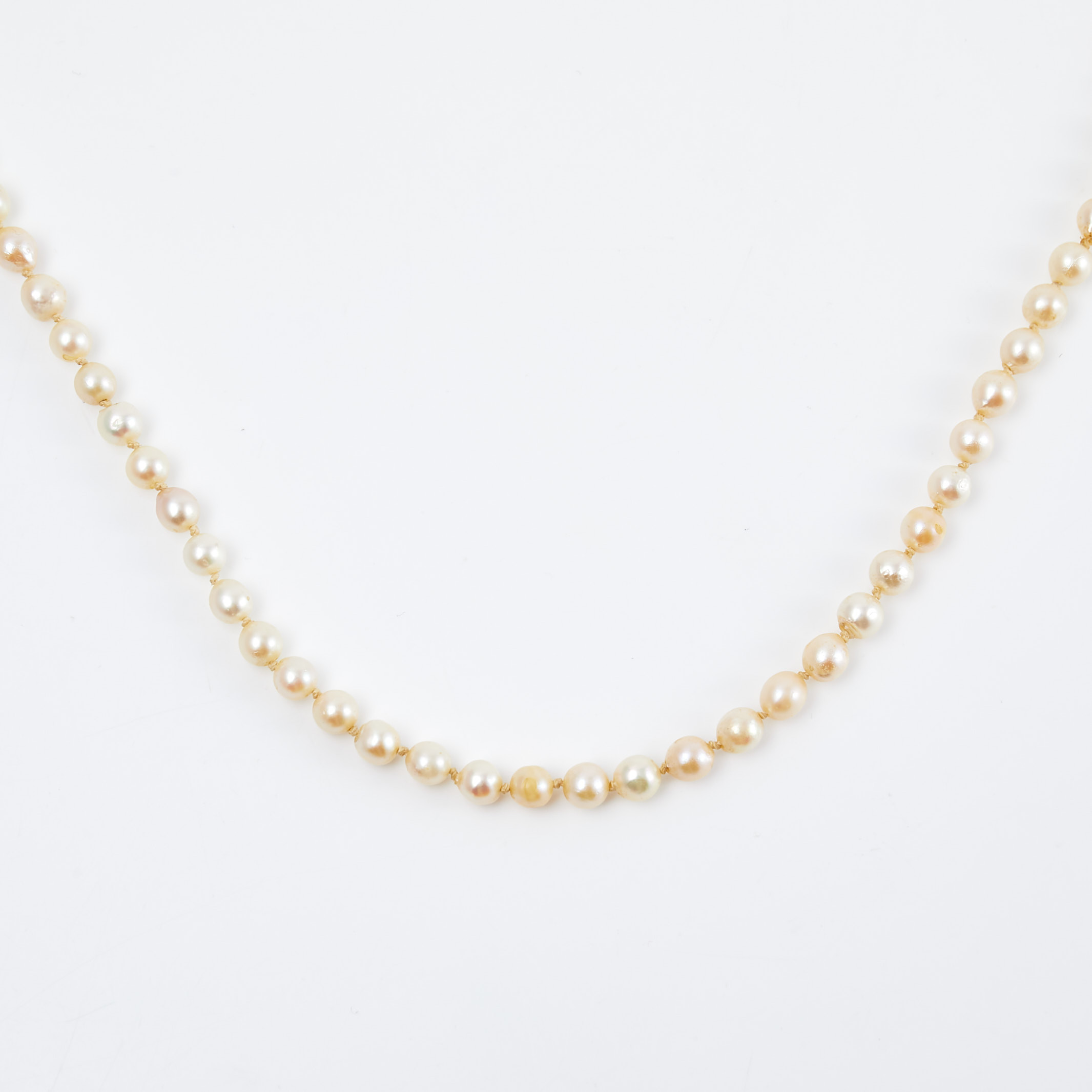 PÄRLCOLLIER, lås i silver, odlade saltvattenspärlor, utländsk stämpel.