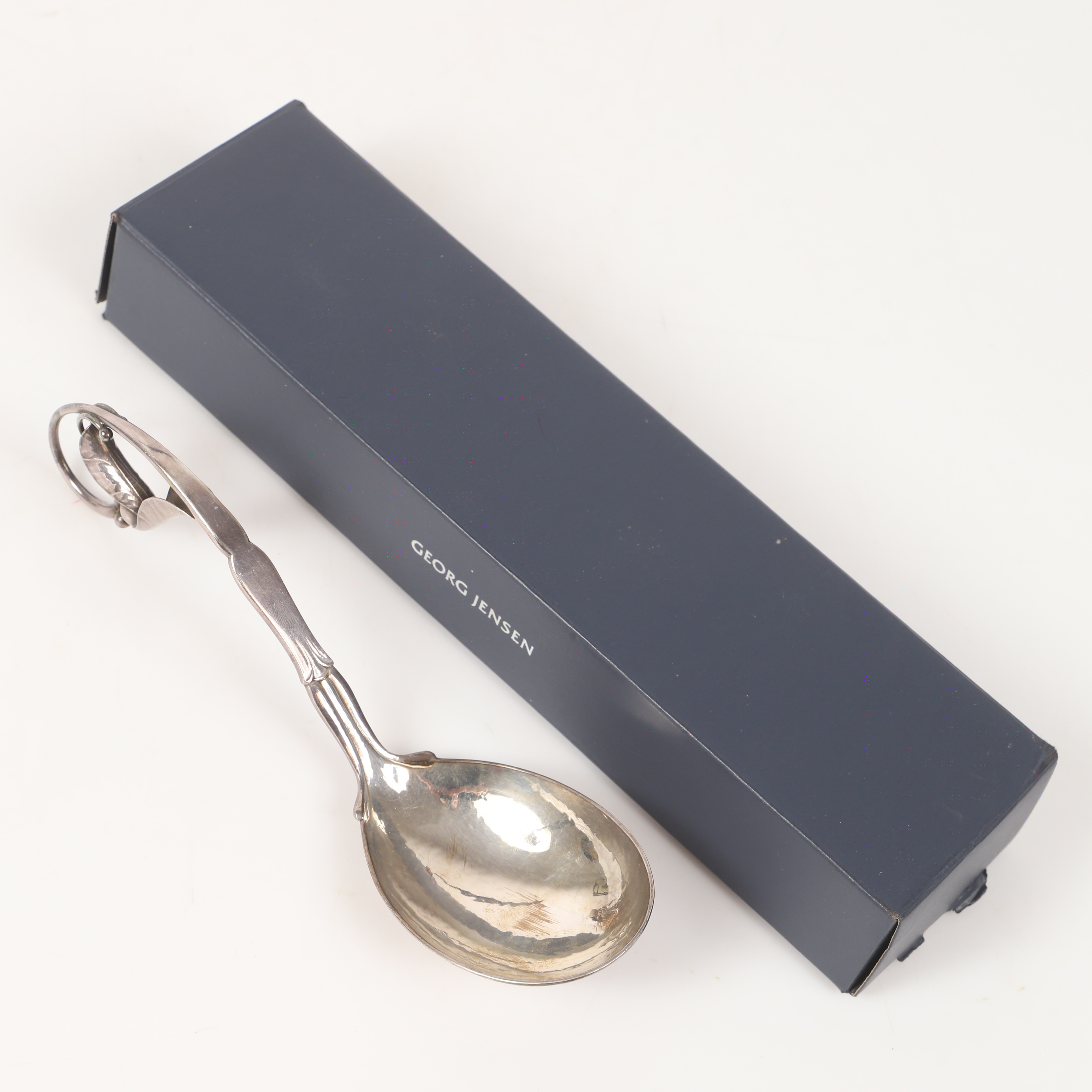 GEORG JENSEN. Serveringssked, nr 141, sterlingsilver med blomsterdekor, Danmark.