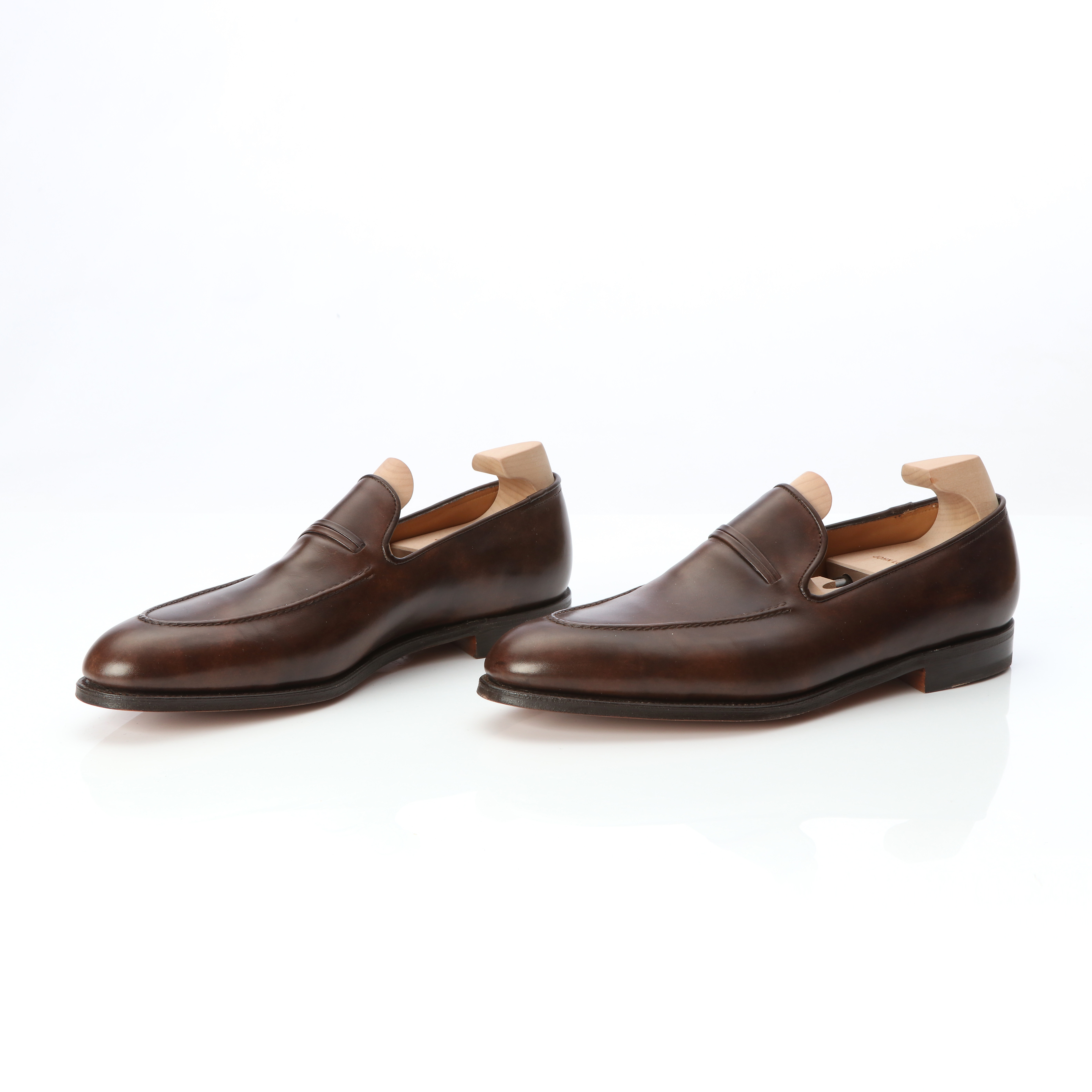 JOHN LOBB, HERRSKOR "AMBLE", ETT PAR. Brunt skinn, lädersulor.