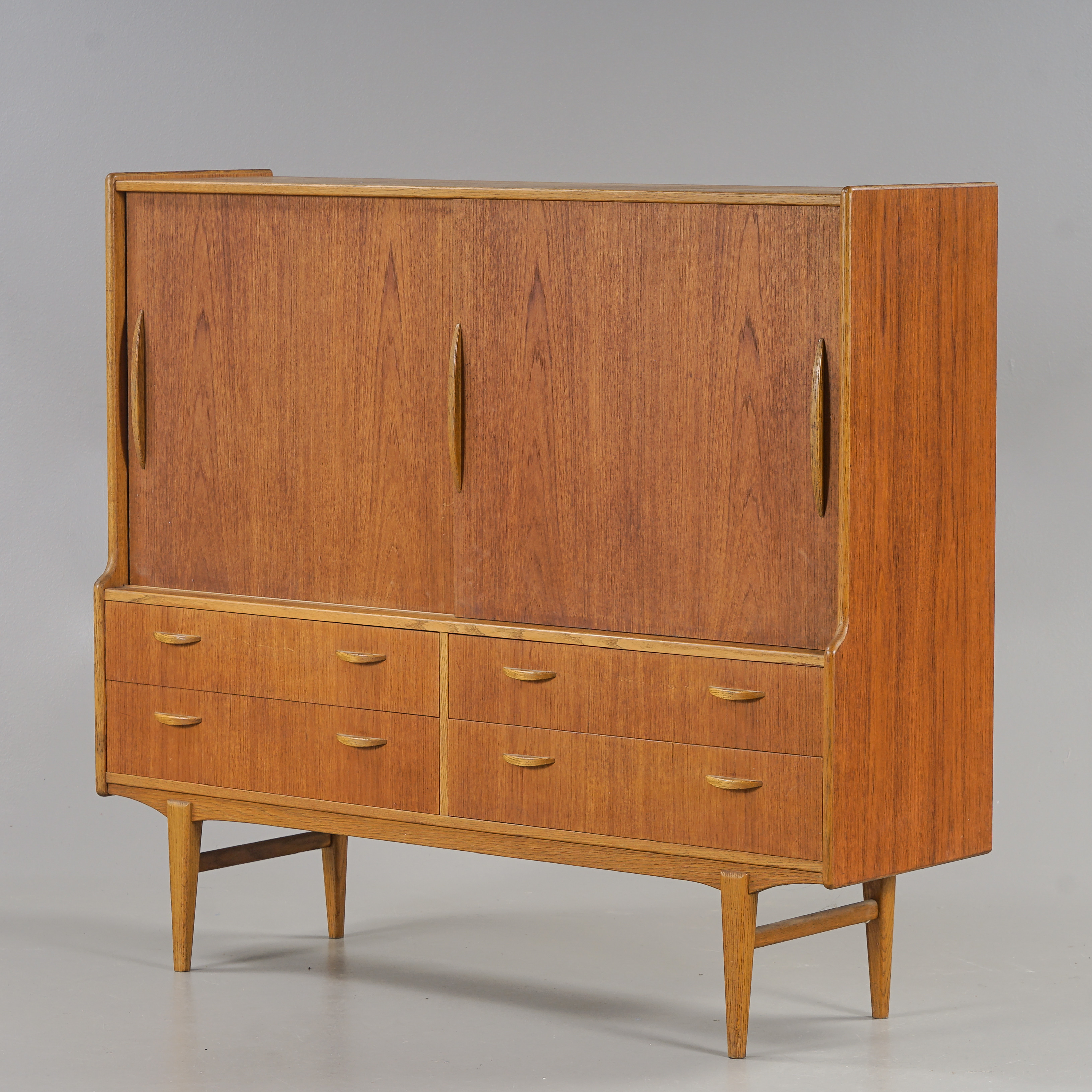 SKÅP Teak och ek, med skjutdörrar, 1950/60-tal.