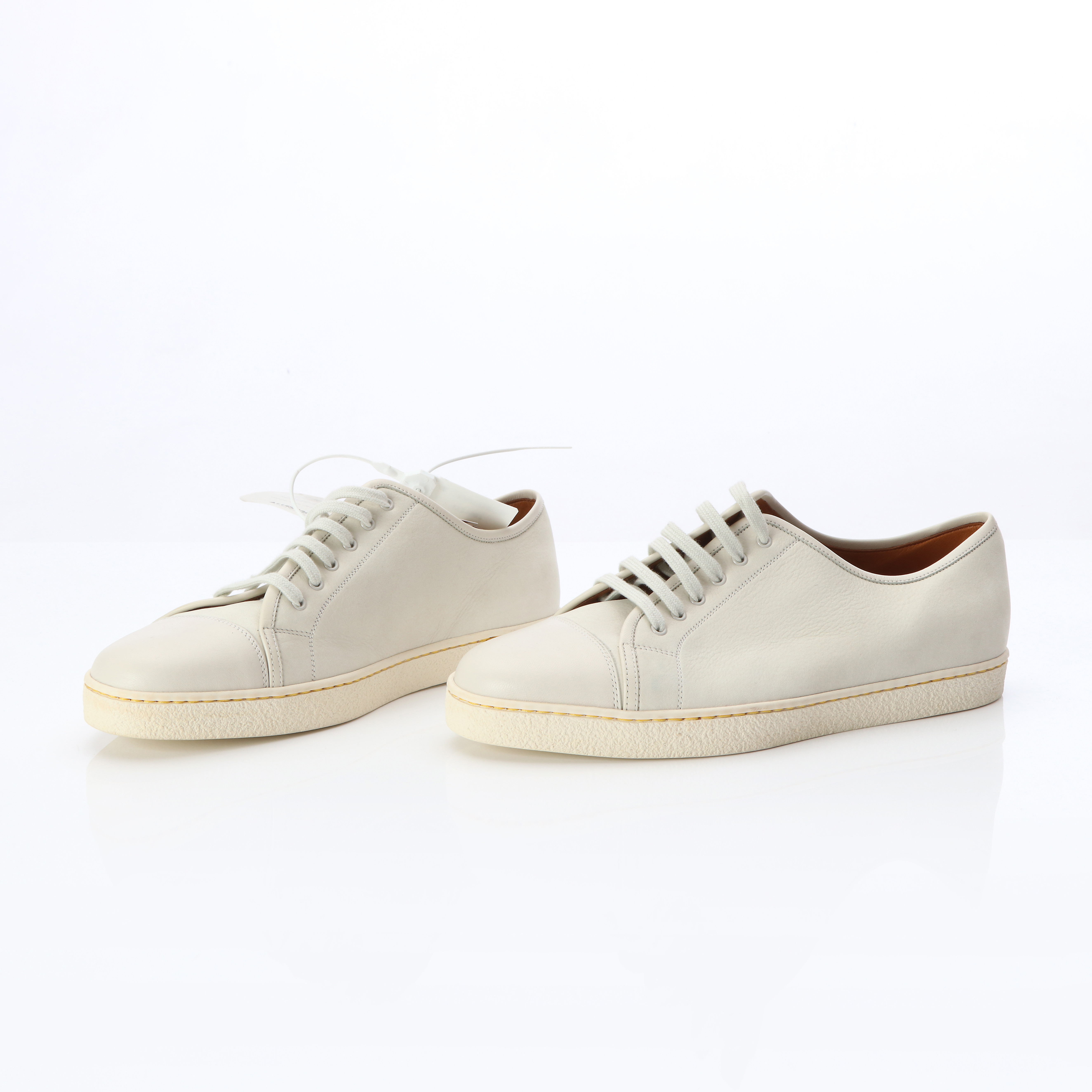 JOHN LOBB, SNÖRSKOR, ETT PAR. Vitt skinn, gummisulor.