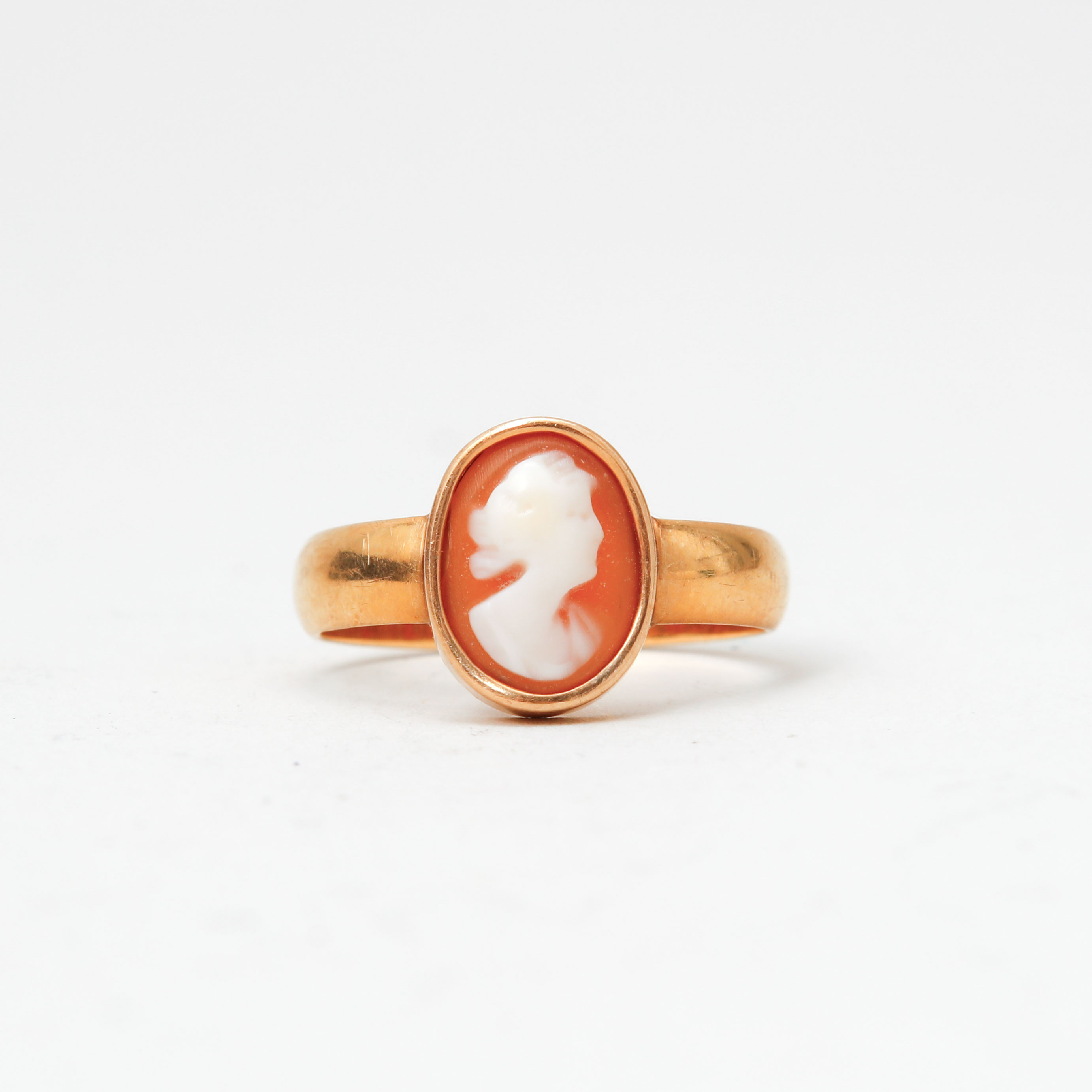 RING, 18k guld, kamé, totalvikt ca 4,5 gram.