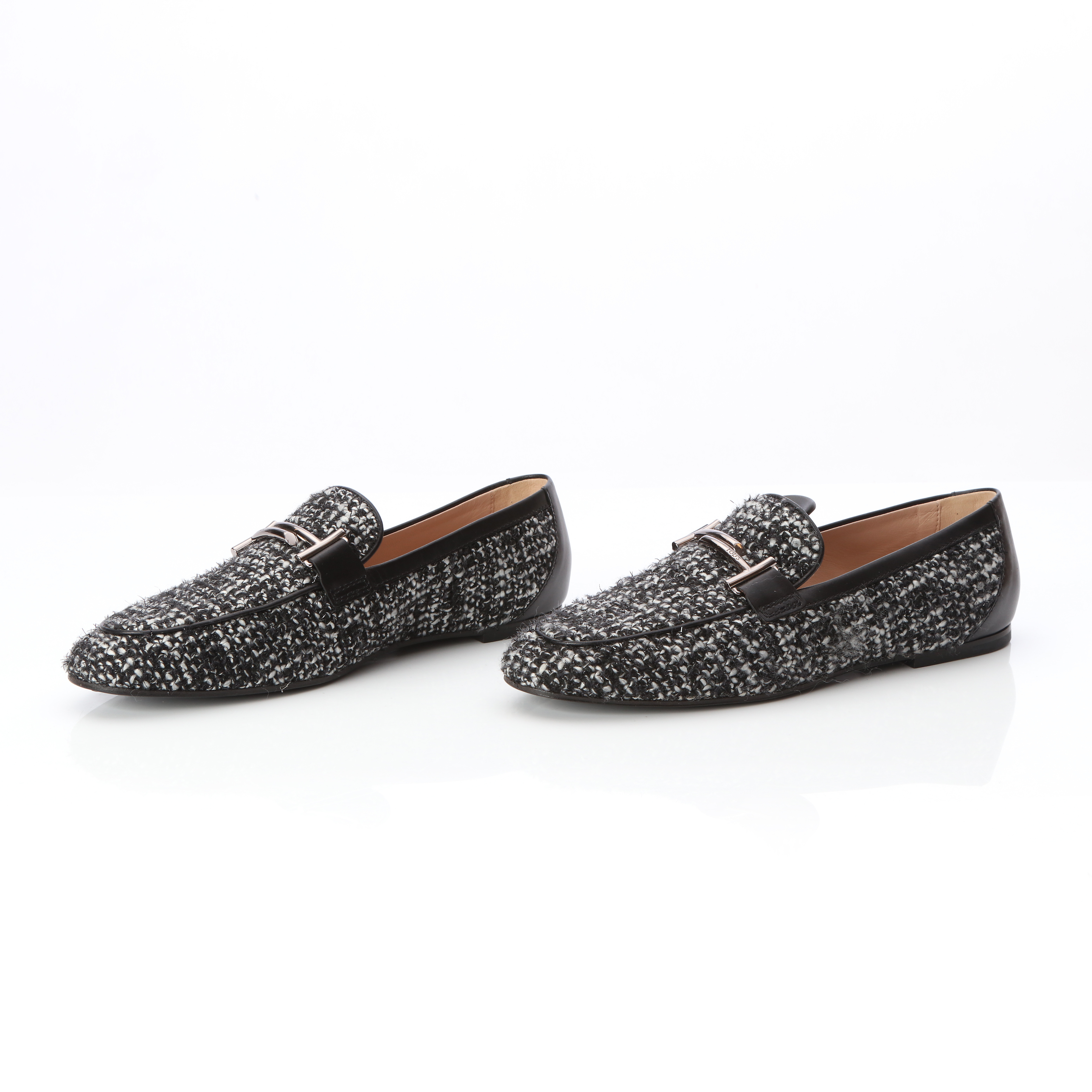 TOD'S, LOAFERS, ETT PAR. Svartvitt bouclétyg med svart skinn och silverfärgade beslag, svarta lädersulor.