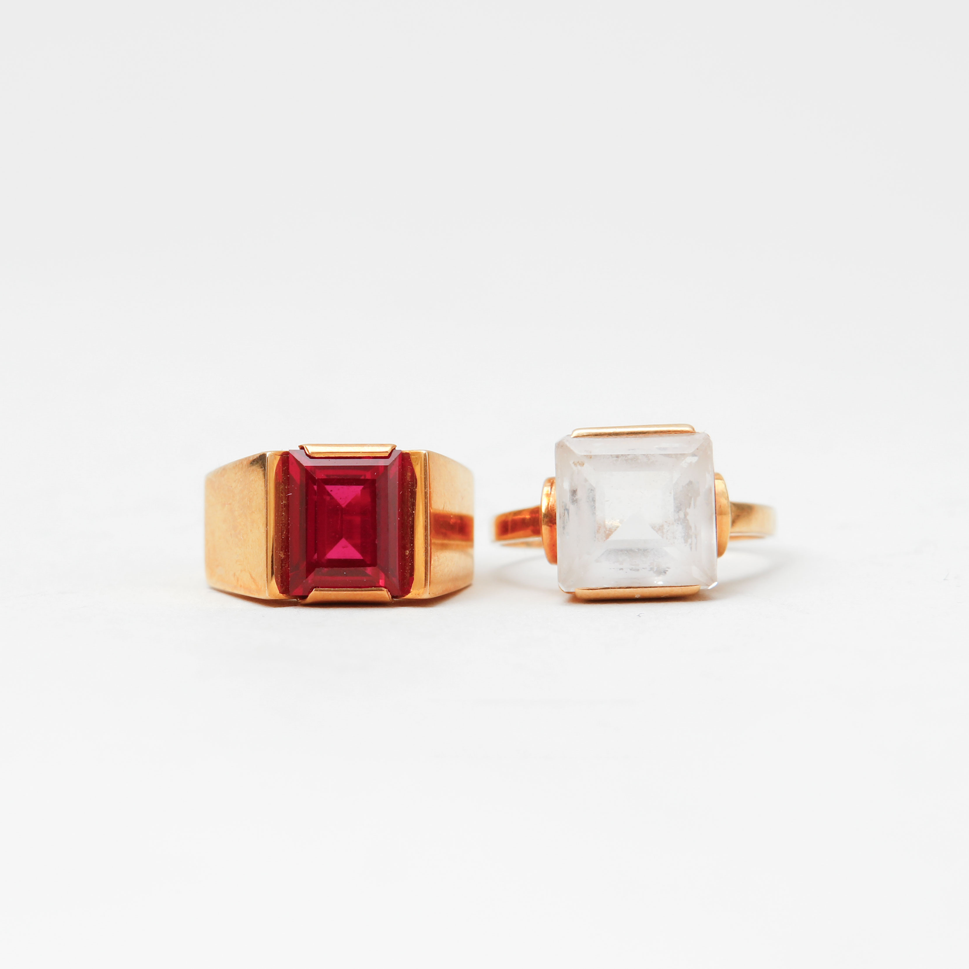 RINGAR, 2 st, 18k guld, syntetiska stenar, totalvikt ca 9 gram.