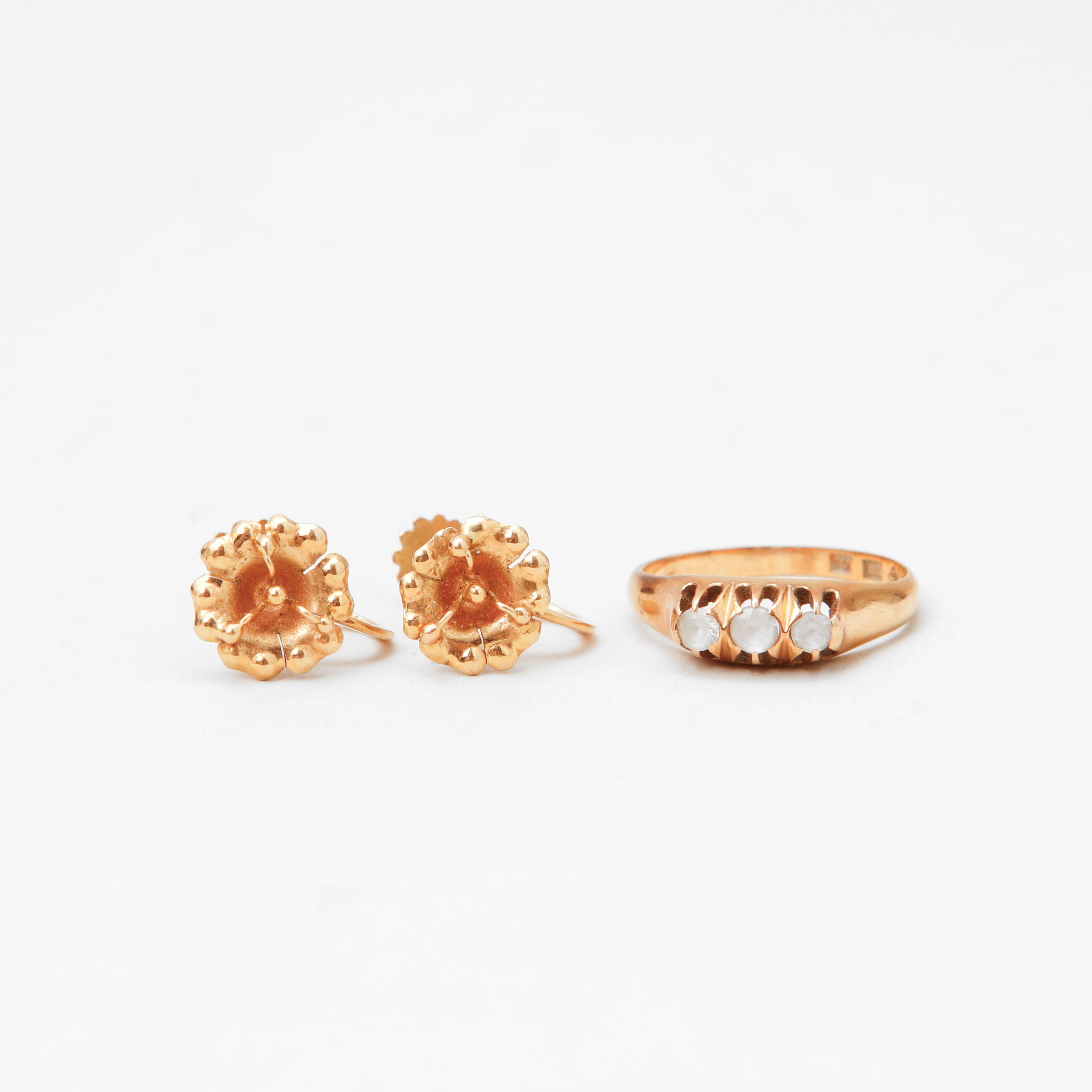 RING samt ÖRHÄNGEN, ett par, 18k guld, syntetiska stenar, totalvikt ca 4,5 gram.
