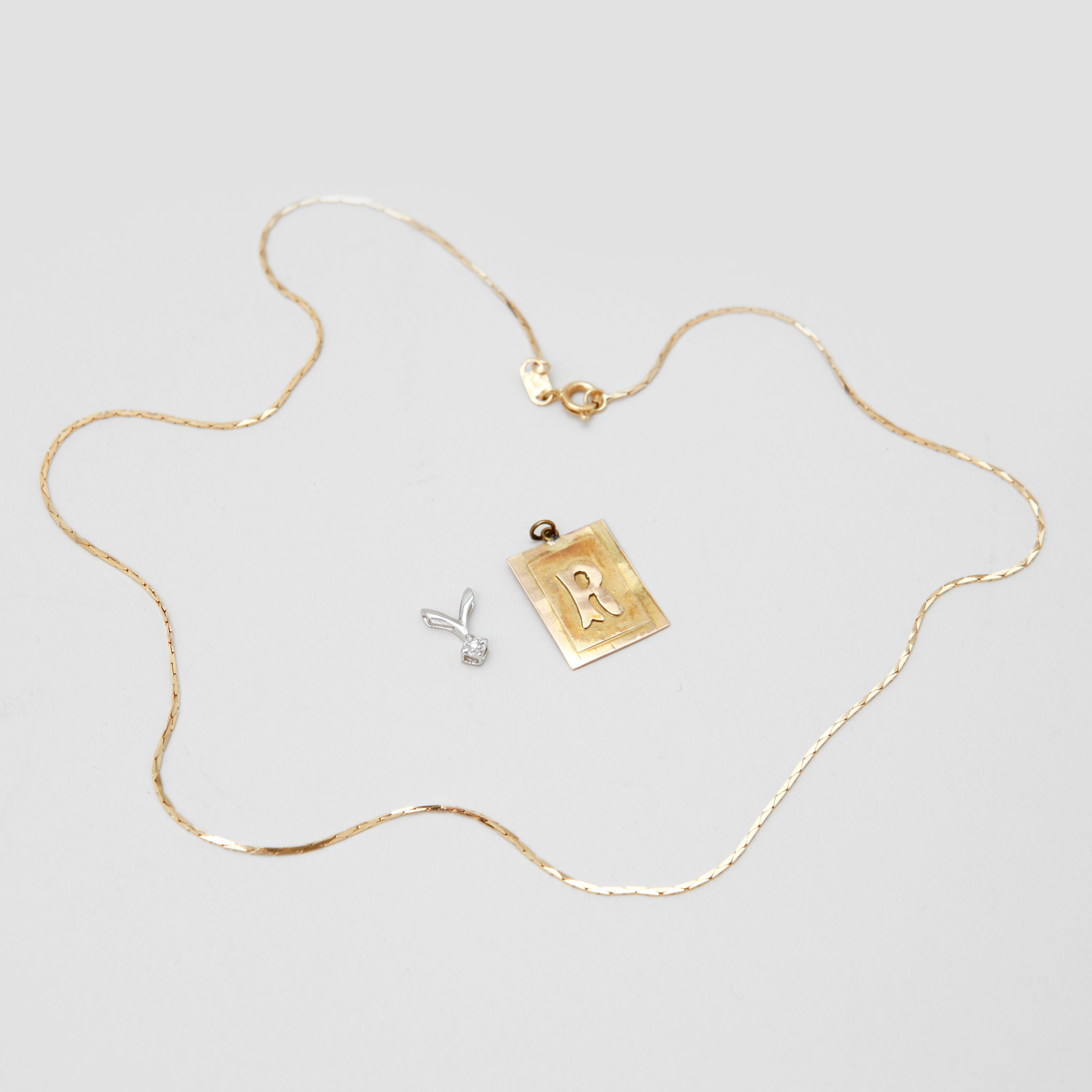 HÄNGEN, 2 st samt HALSKEDJA, 14k guld, totalvikt ca 5 gram.