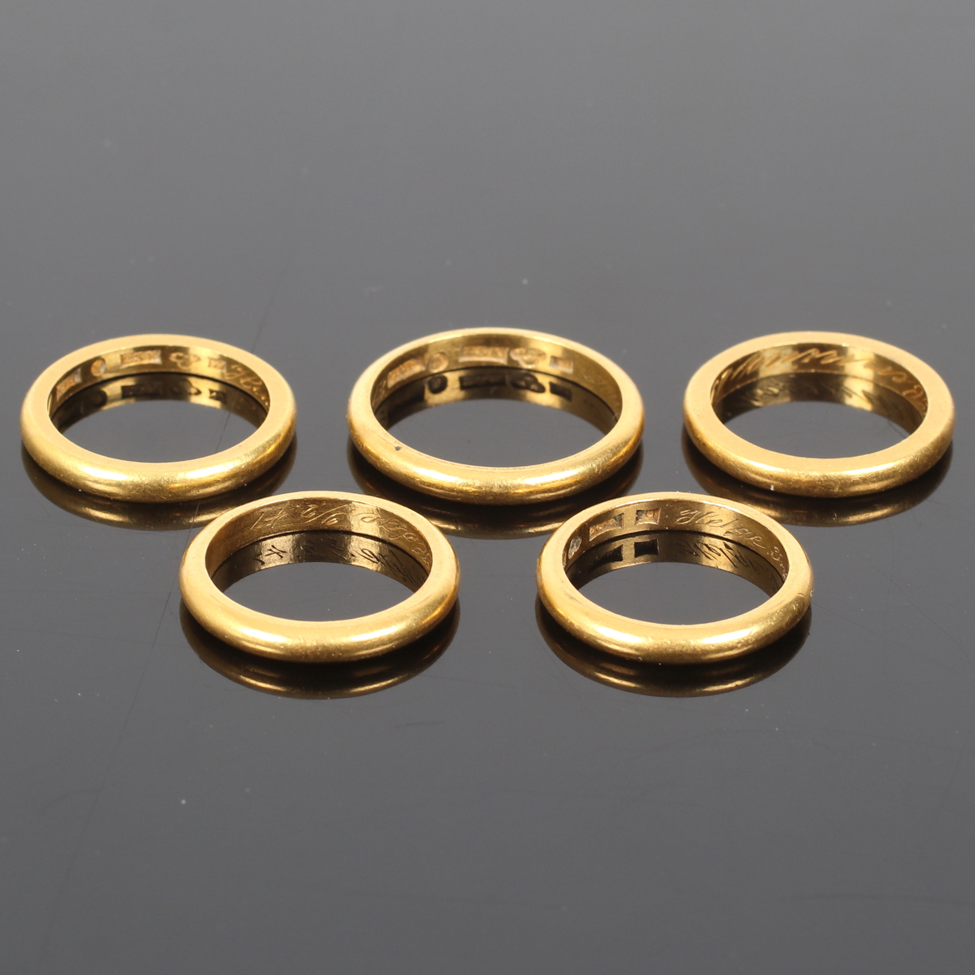 RINGAR, 5 st, 23k guld, bl.a. K M Erlandsson, Ystad. 1900-talets mitt.