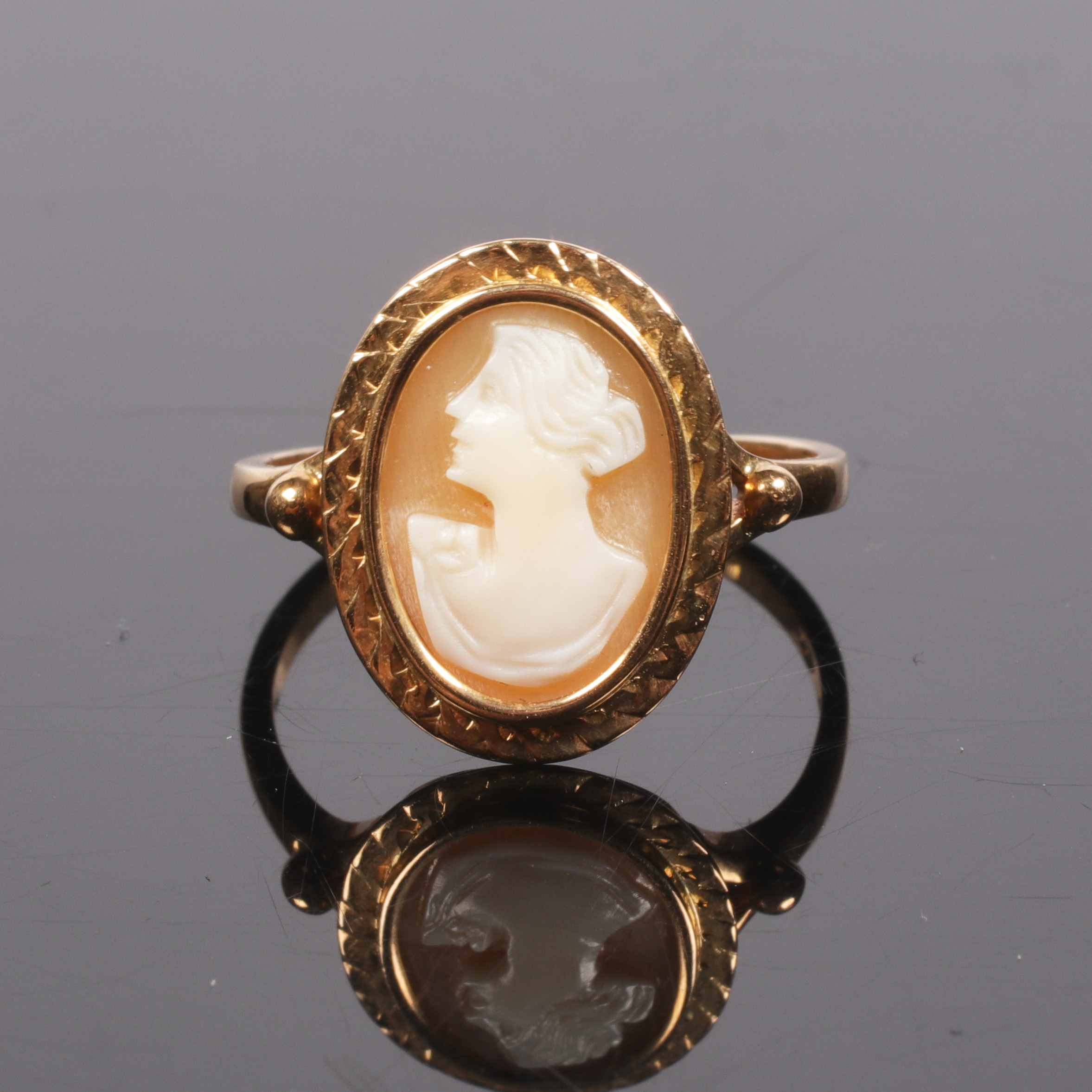 RING, 18k guld, med camé. 1948.
