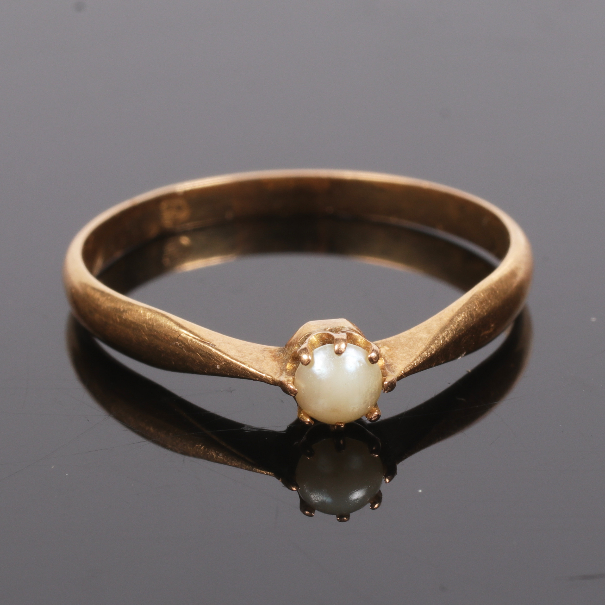 RING, 18k guld, med odlad pärla. 1900-tal.
