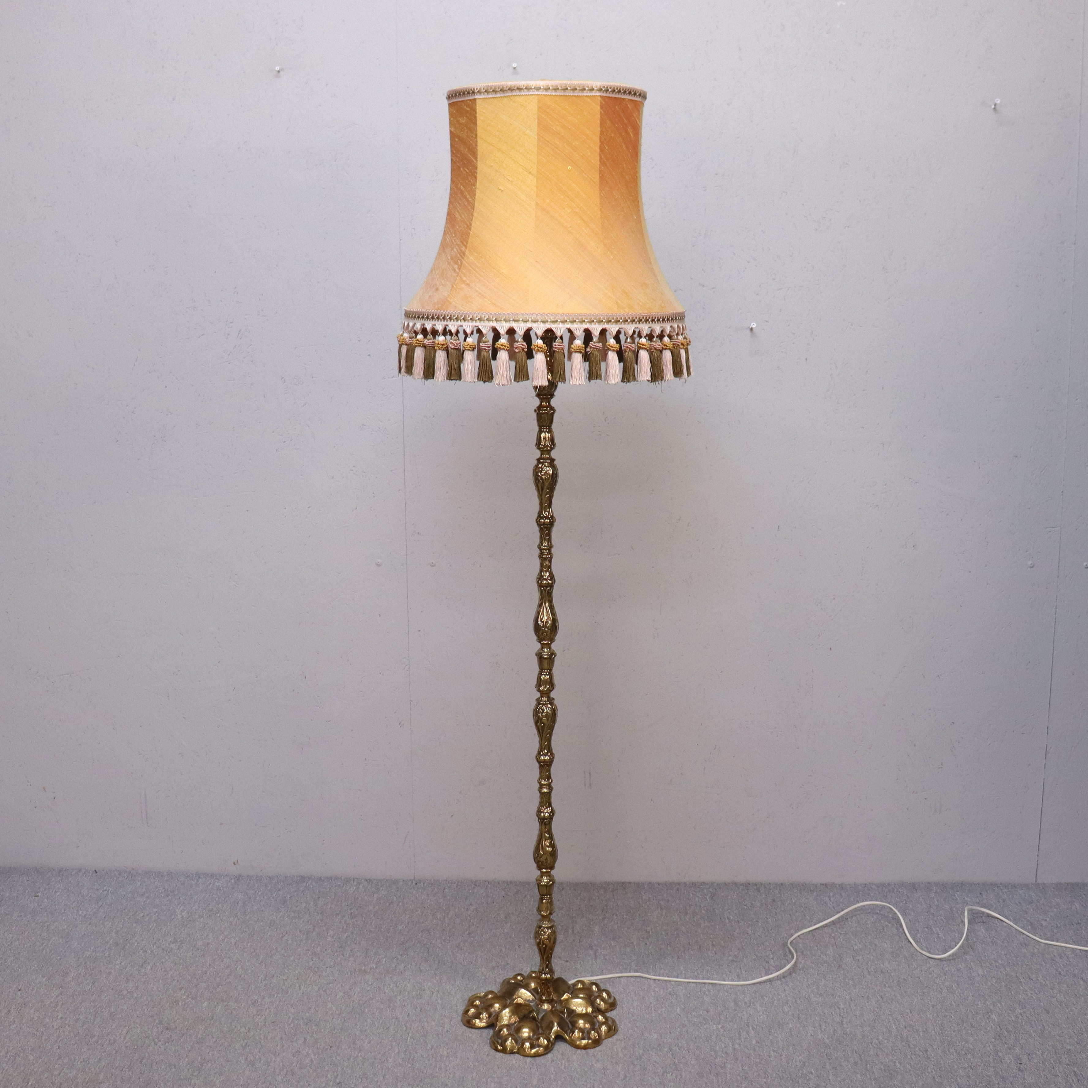 GOLVLAMPA, GMA, mässing med textilskärm.