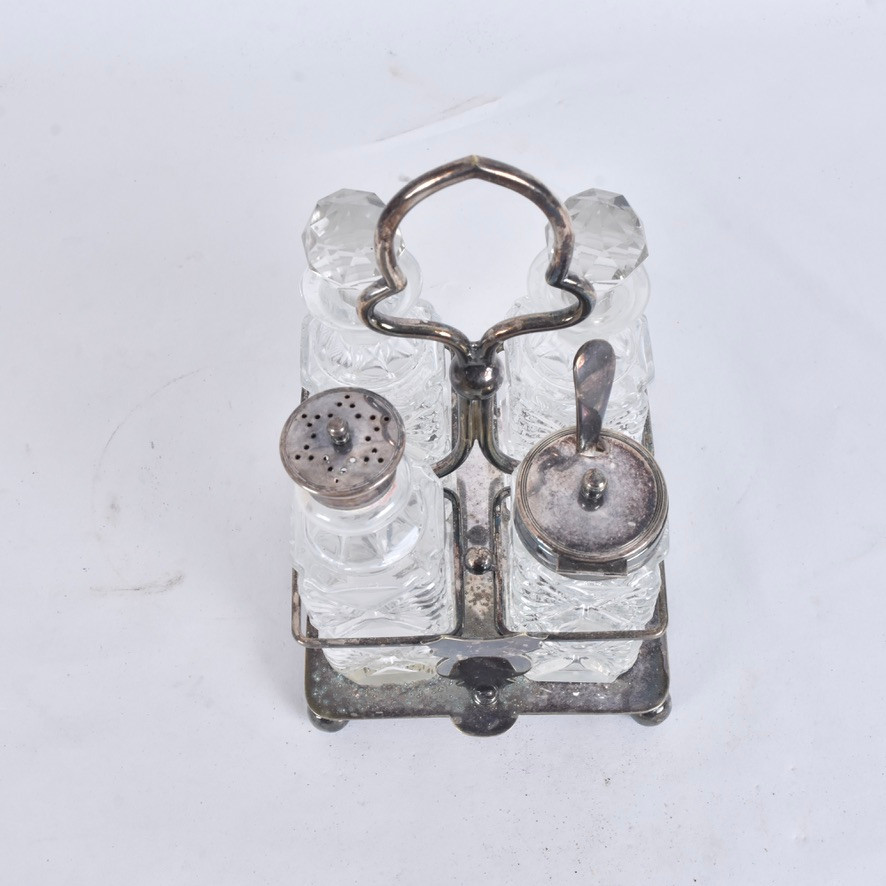 BORDSSURTOUT, nysilver och glas. 1900-talets första häft.