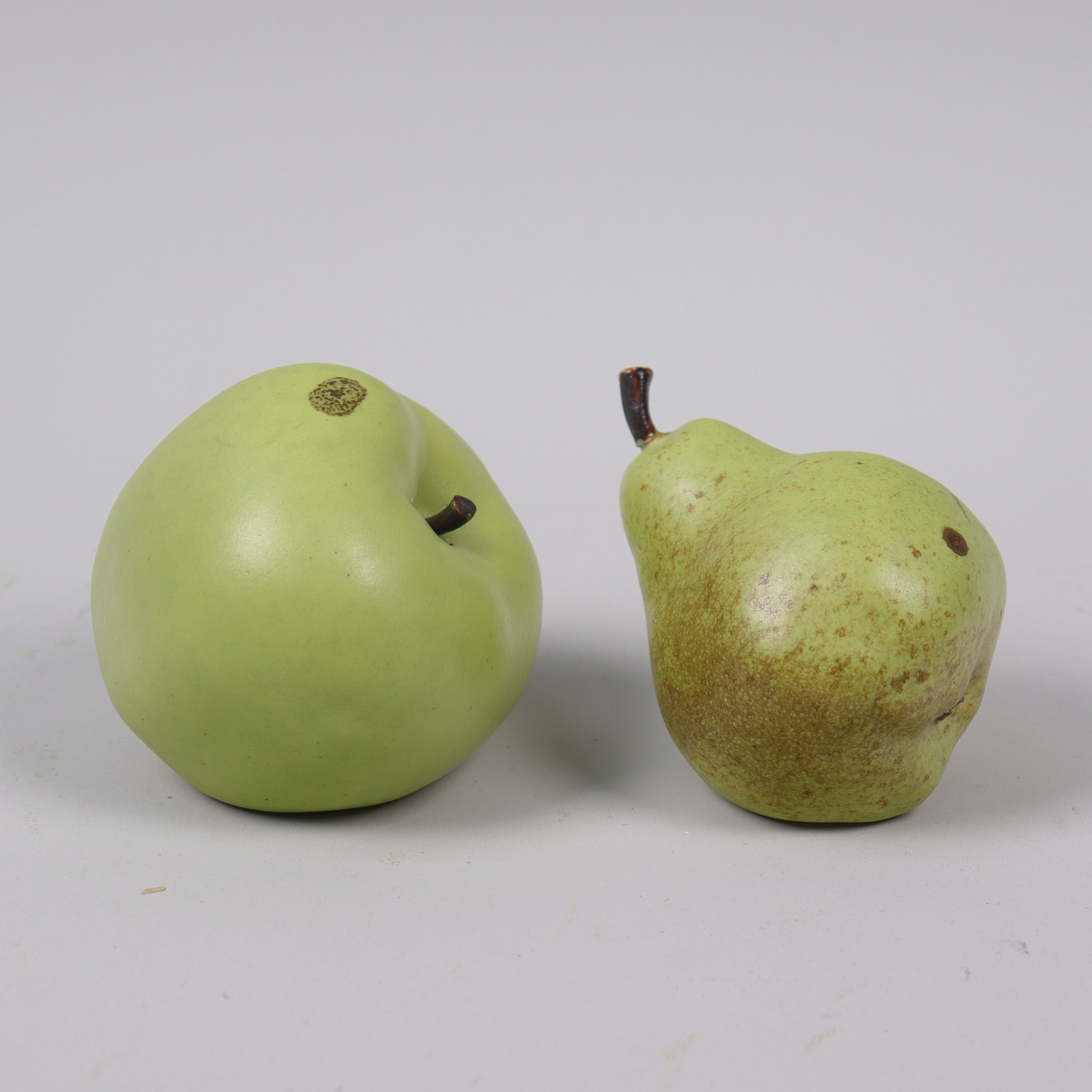 ANDERS JOHANSSON. AJ Keramikverkstad, Höganäs, frukter i keramik, äpple och päron, 2 delar.