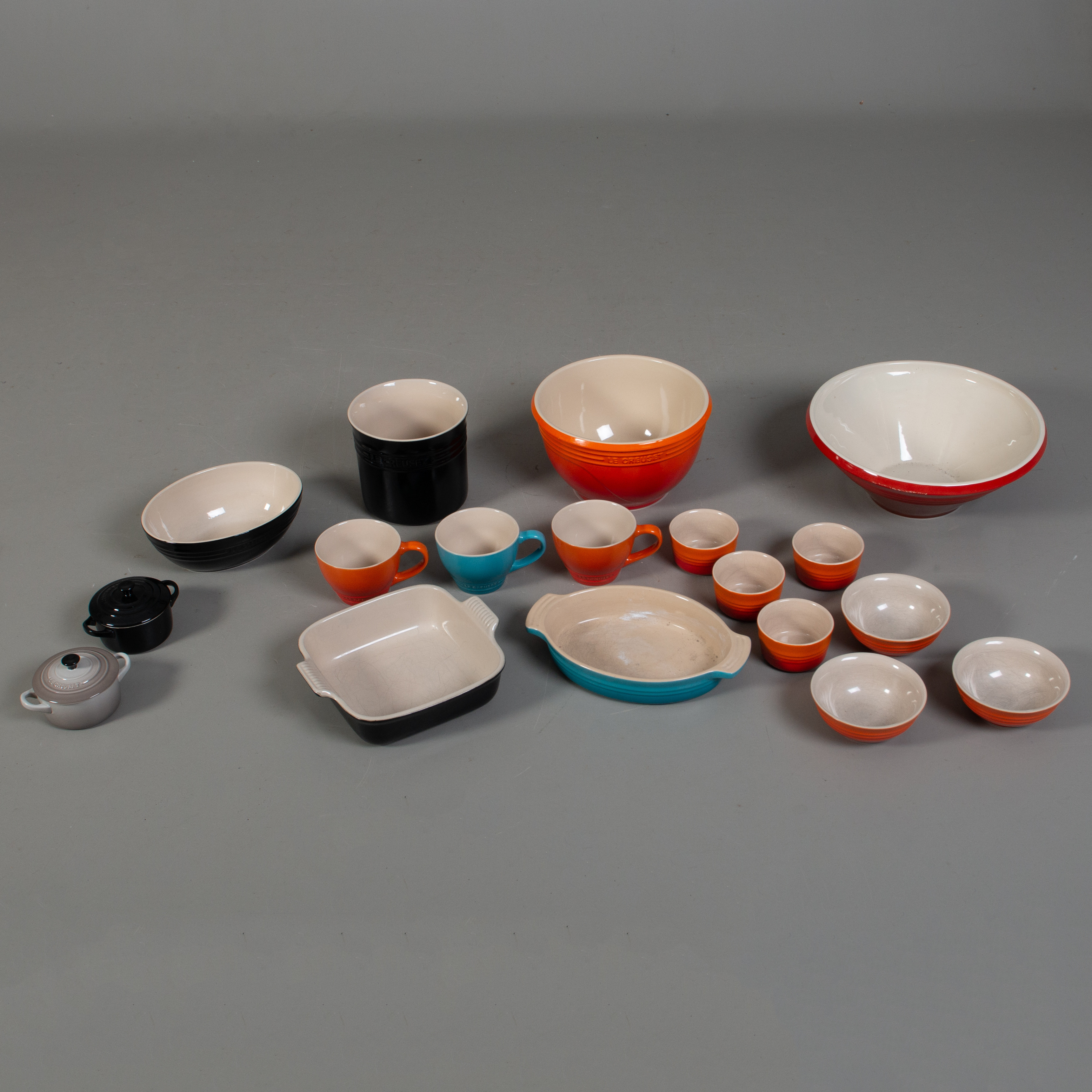 LE CREUSET. 18 delar. Salladsskål, muggar, gratängform, skålar mm.