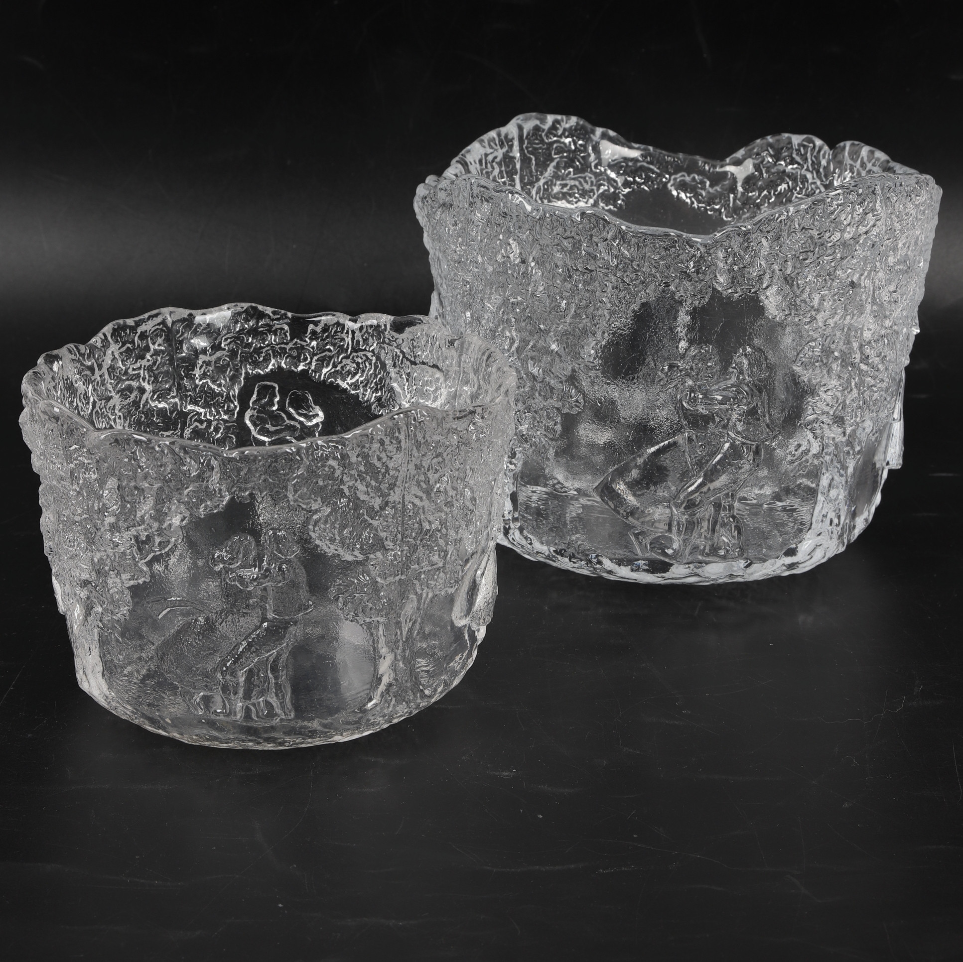KJELL ENGMAN. Skålar, 2 st, glas, "Midsommardansen", Kosta Boda.