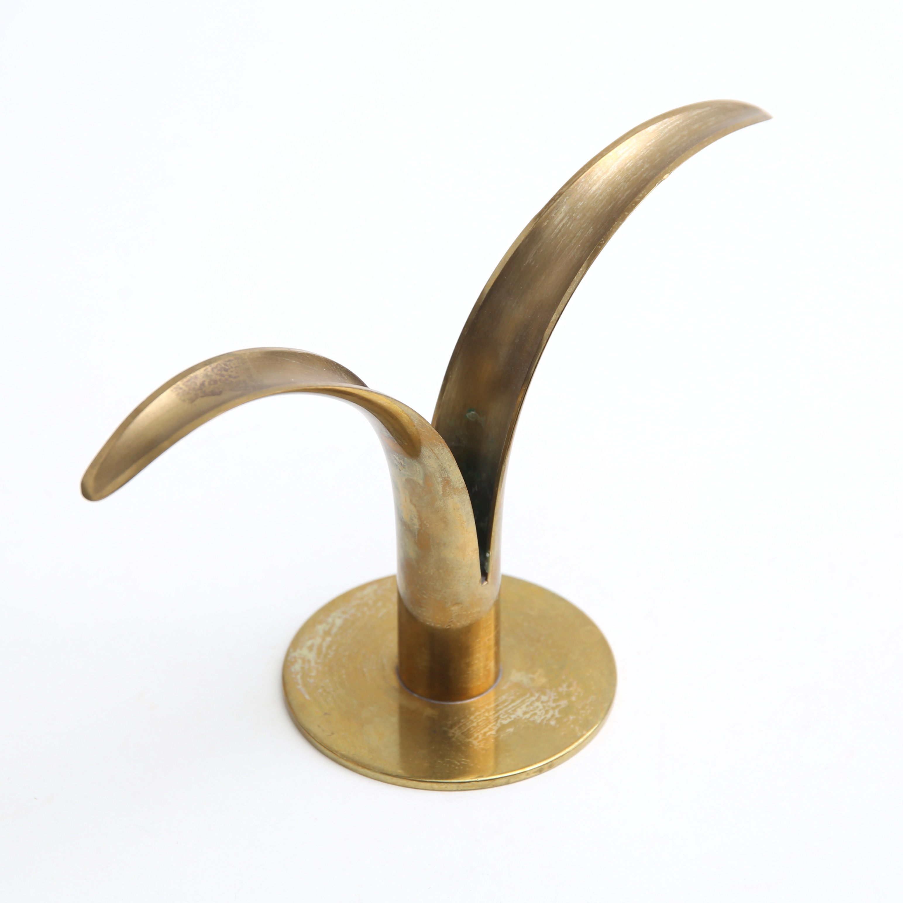 IVAR ÅLENIUS-BJÖRK. Ljusstake, "Liljan", mässing. Ystad-Metall. 1900-talets andra hälft.