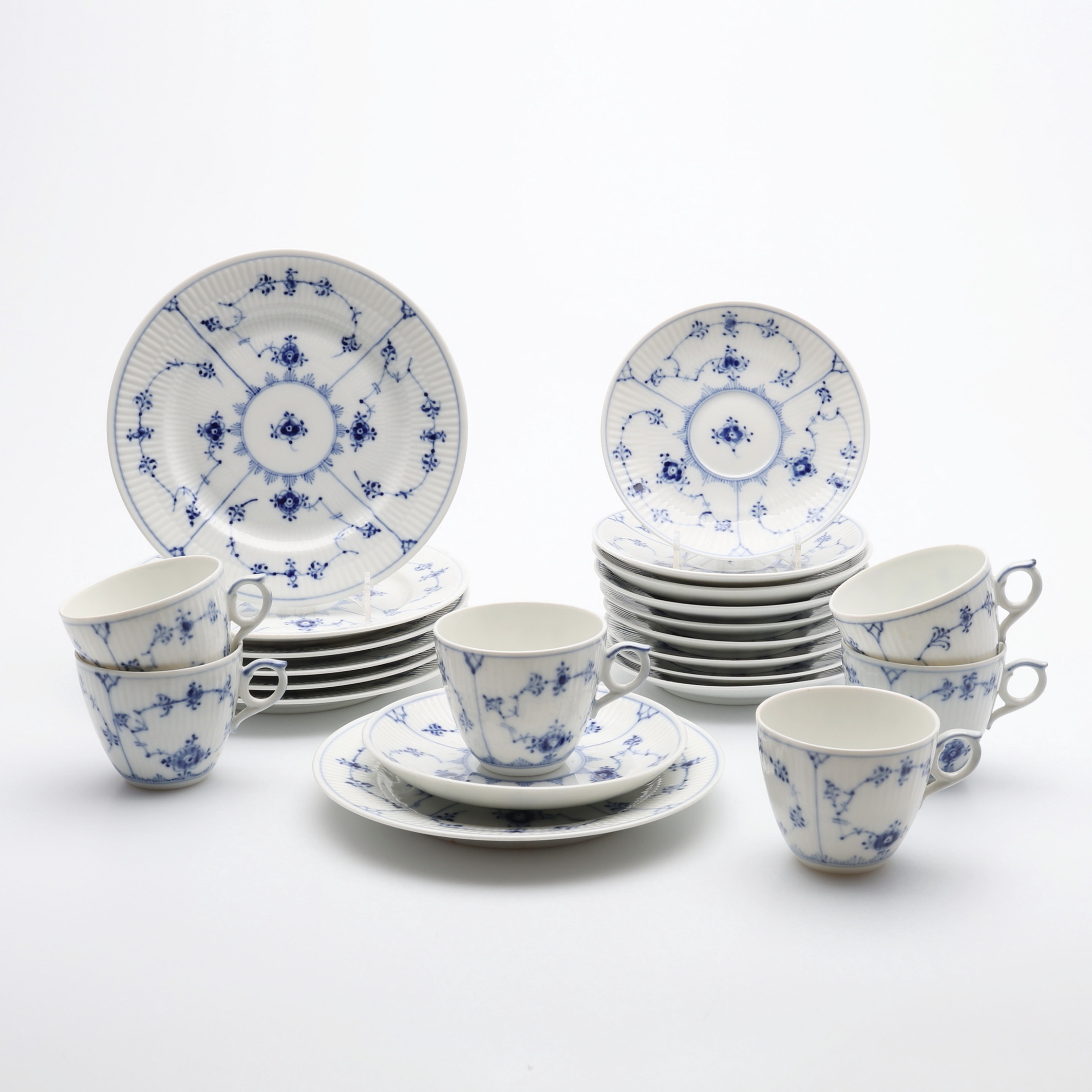 KAFFEKOPPAR MED FAT OCH ASSIETTER, ROYAL COPENHAGEN "MUSSELMALET, HALVBLOND" 1:A OCH 2:A SORT, 1960-TAL.