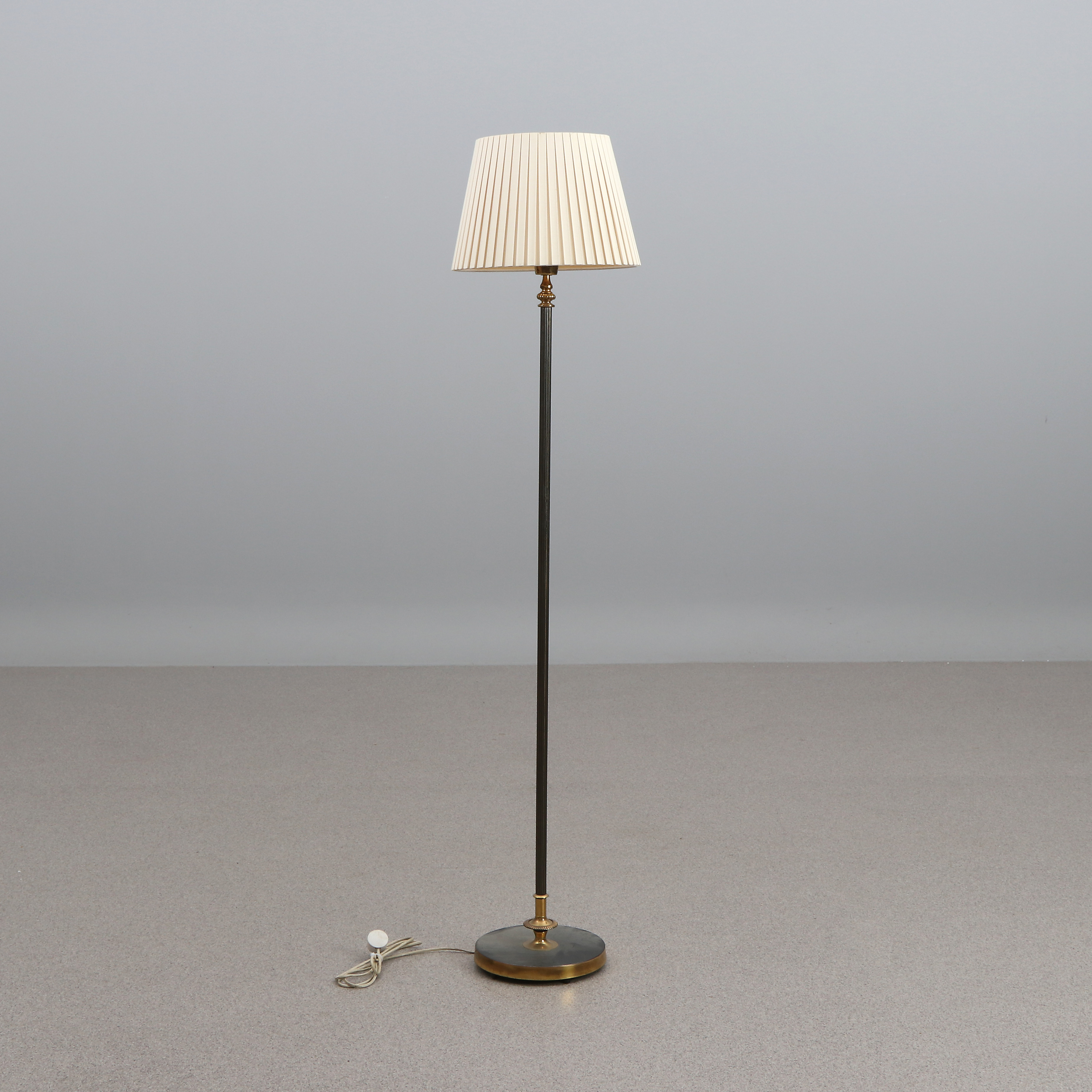 FALKENBERGS BELYSNING, GOLVLAMPA. Mässing. 1900-talets andra hälft. Märkt undertill.