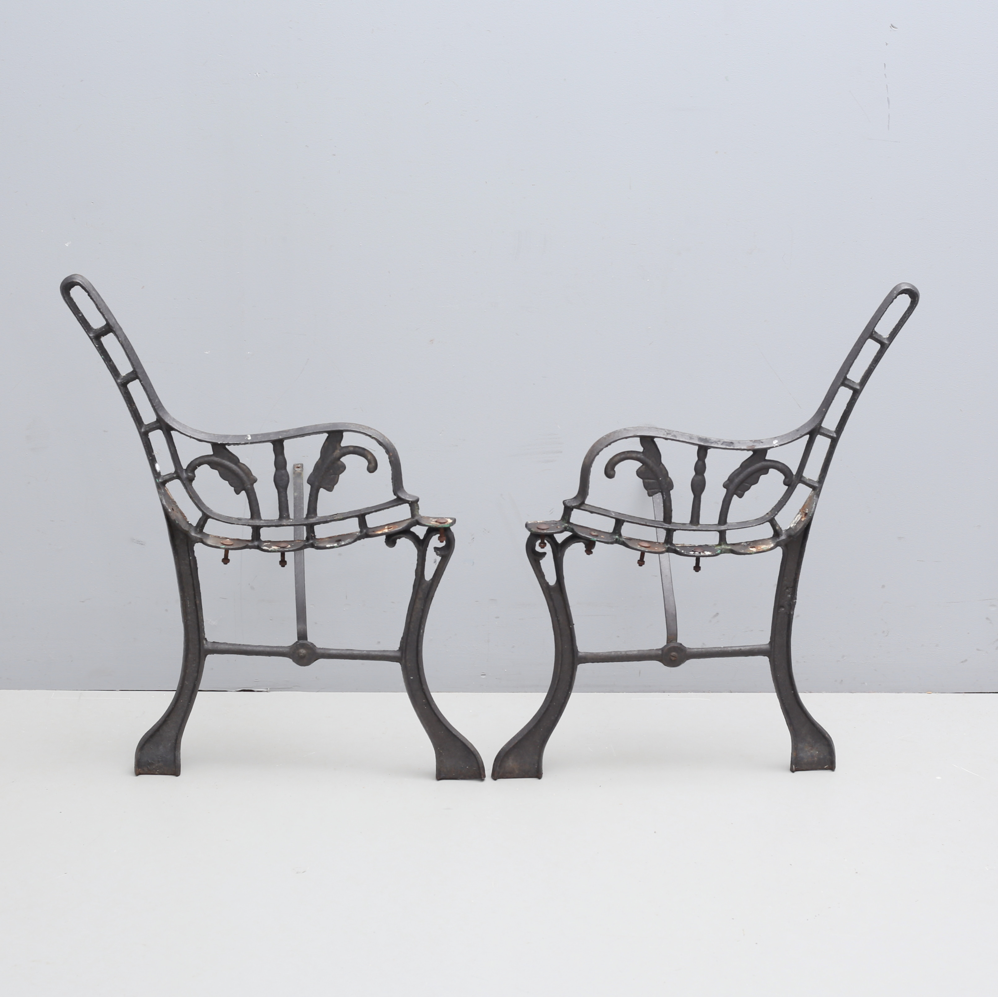 GAVLAR till trädgårdssoffa, metall, 1900-talets första hälft.