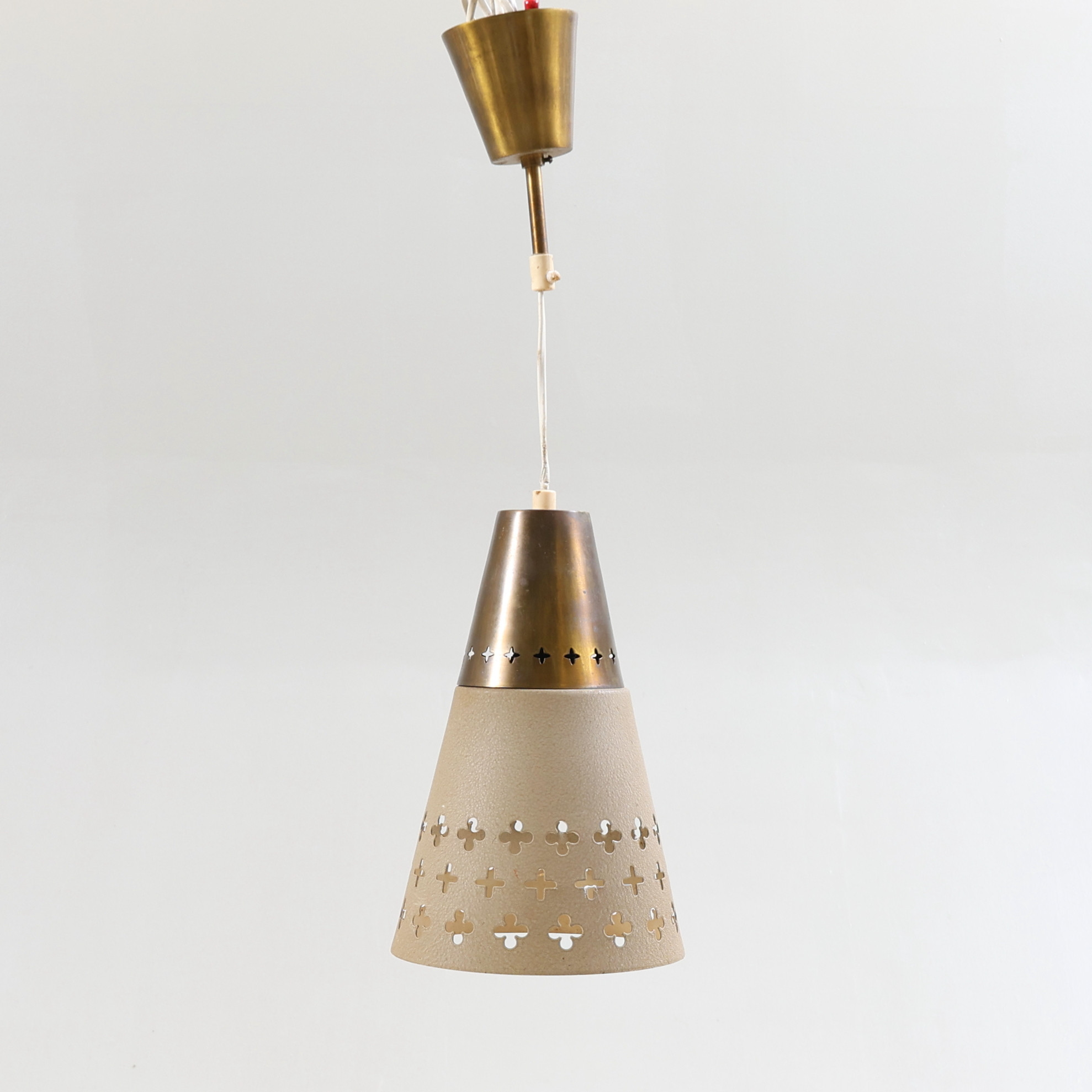 EINAR BÄCKSTRÖM. Taklampa, mässing & metall, modell nr 5357, Einar Bäckströms metallvarufabrik, Malmö, 1955.