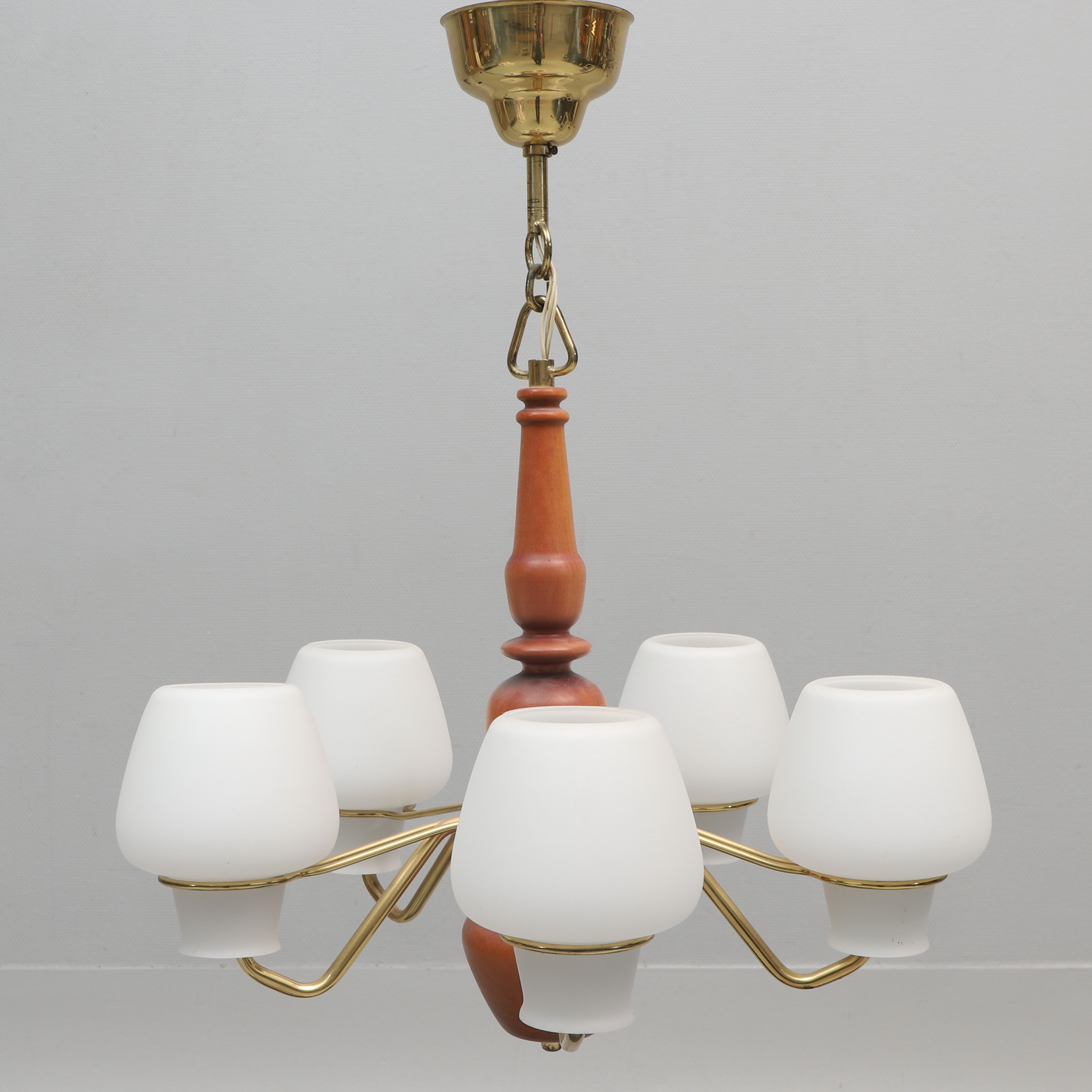TAKLAMPA, gulmetall, opalglas och teak, 1900-talets senare hälft.