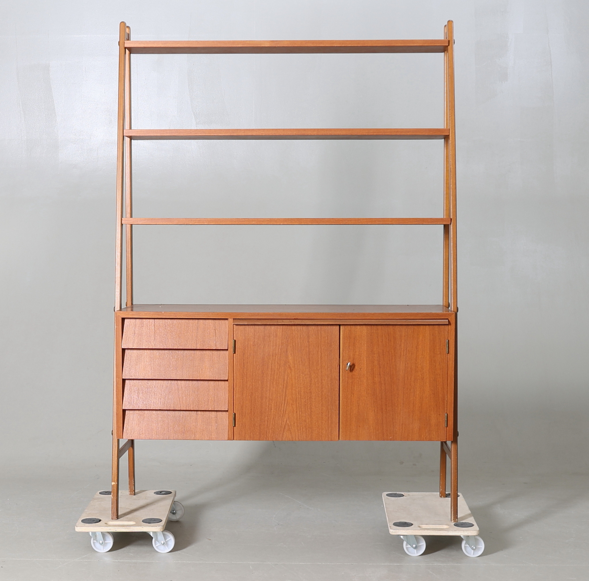 BOKHYLLA, med utdragsskiva, teak, 1950-tal.