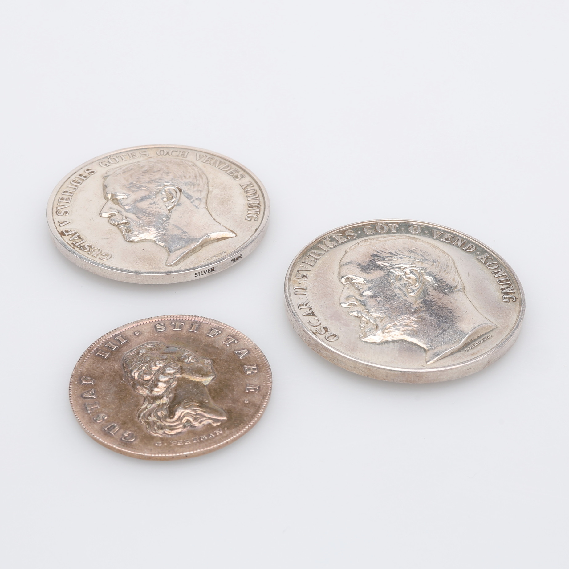 HÄSTAVELSMEDALJER, 2 ST SAMT SVENSKA AKADEMIEN-MEDALJ, 1 ST, silver, totalt 91,1 g.