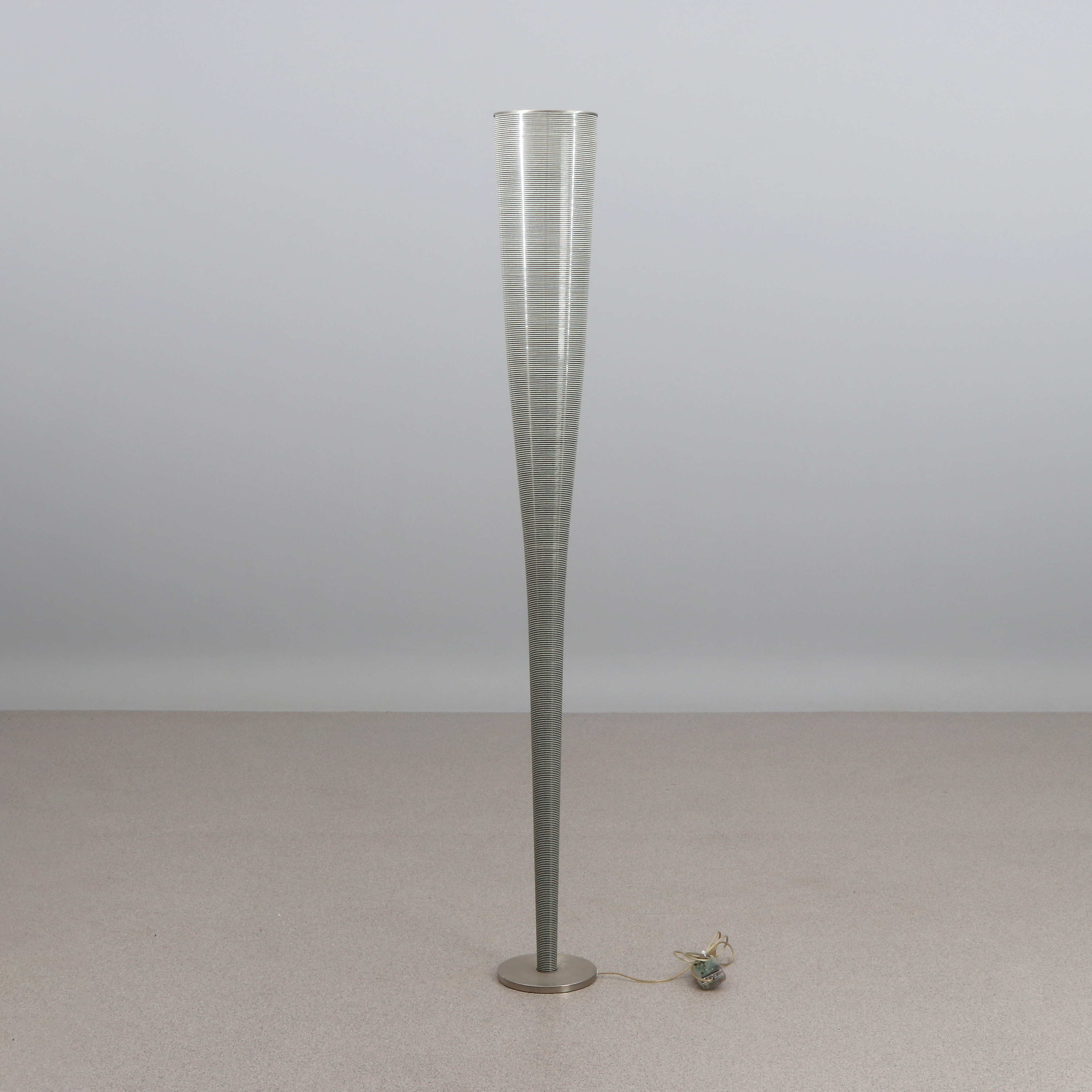 MARC SADLER. FOSCARINI MURANO, GOLVLAMPA. Metall och plast. "Mite Terra". Etikettmärkt ovanpå.