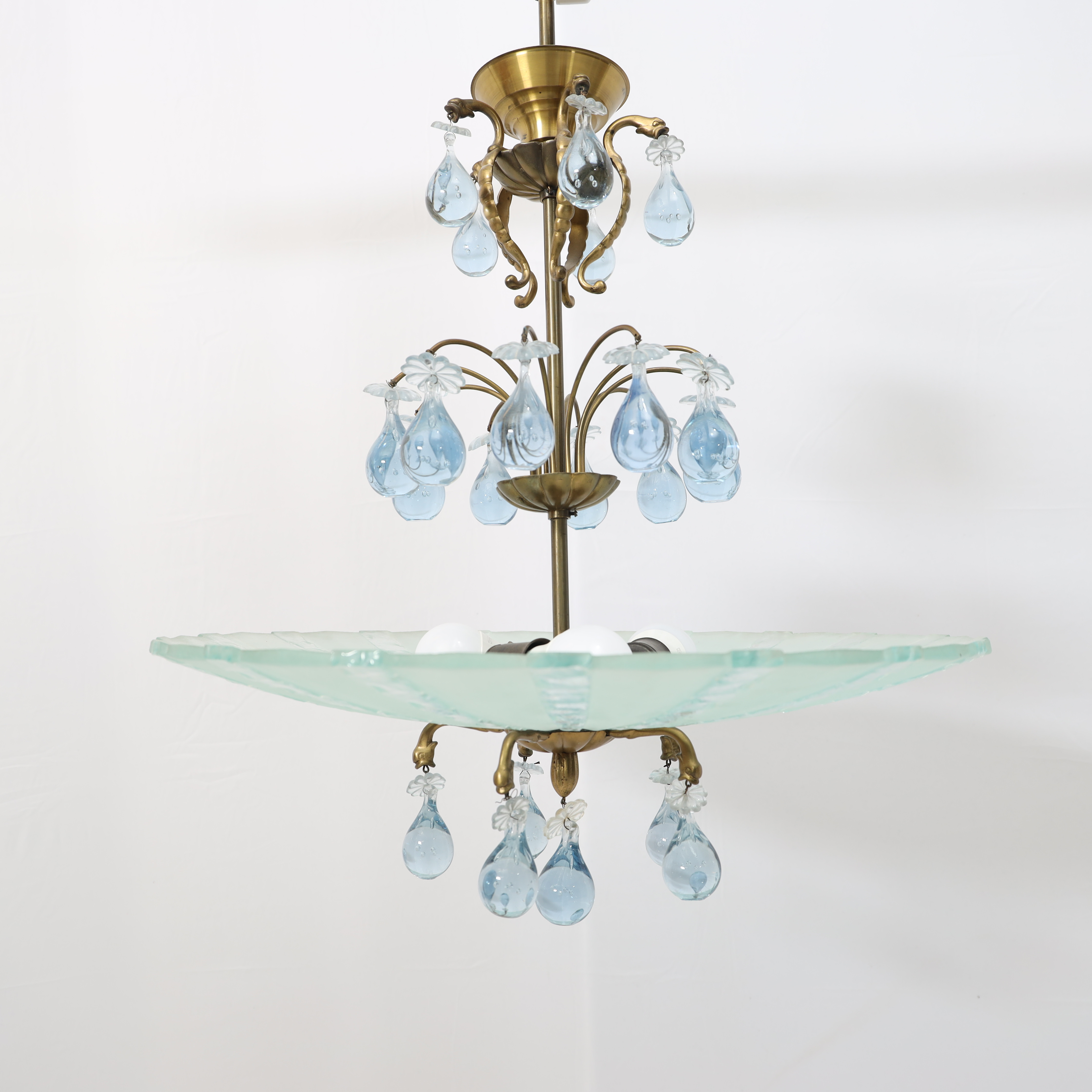 TAKLAMPA, 1930-1940-tal, slipat råglas, behängd med blåtonade prismor.