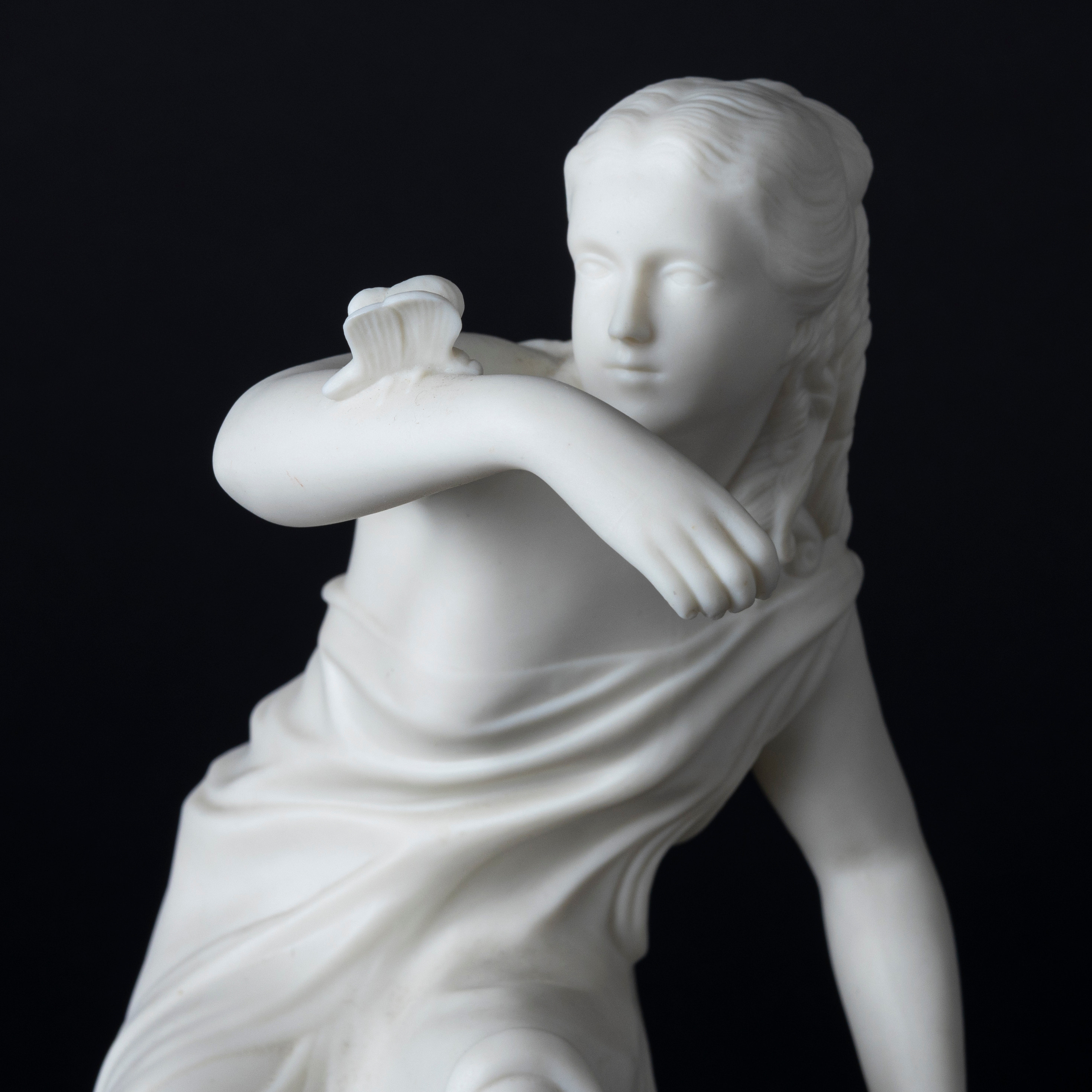 ADELE RUDENSCHÖLD (1832-1923). Figurin, parian, ung kvinna med fjäril, monogramsignerad AR, stämpelmärkt, Gustavsberg, tidigt 1900-tal.