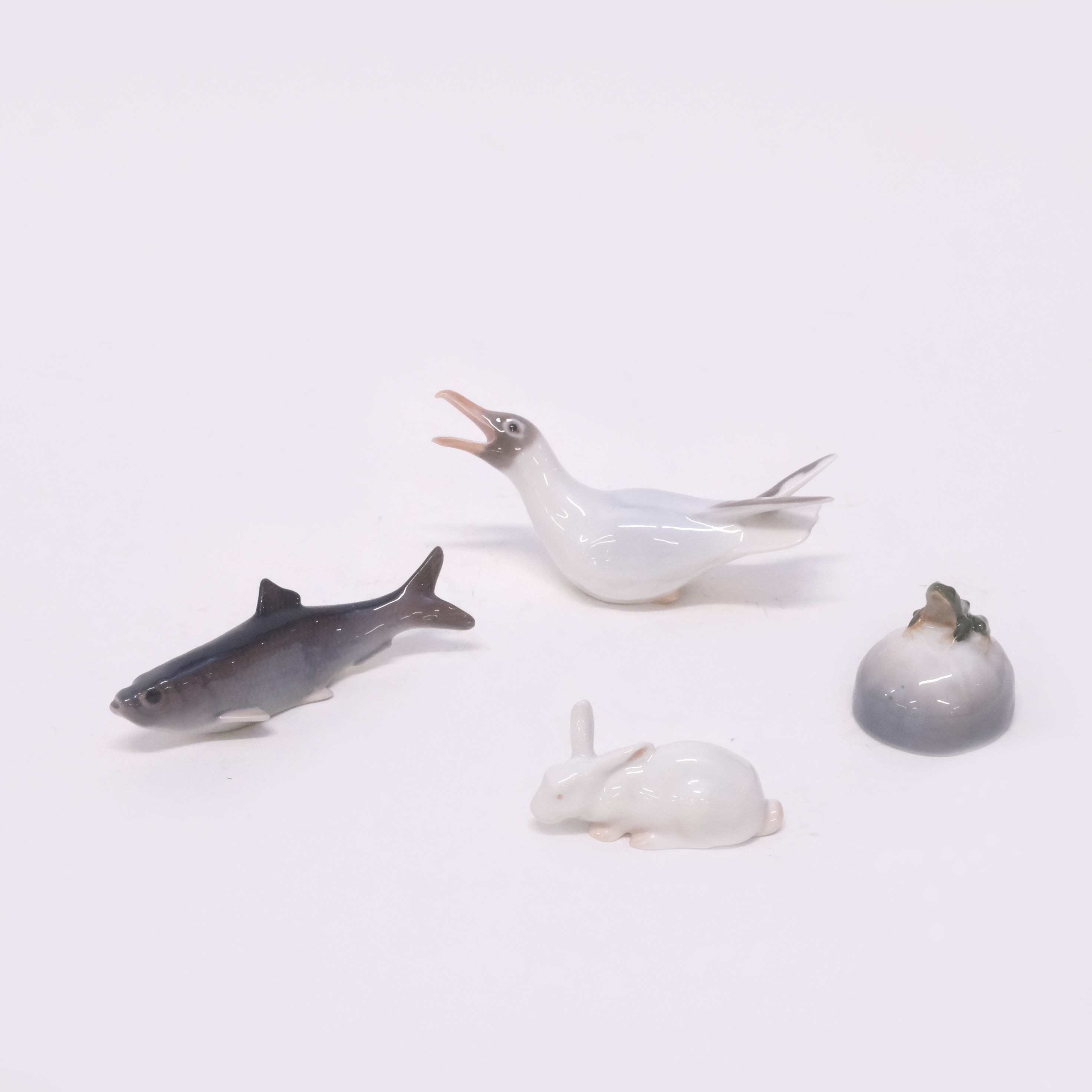 FYRA SMÅ FIGURINER, ROYAL COPENHAGEN OCH BING & GRÖNDAHL.