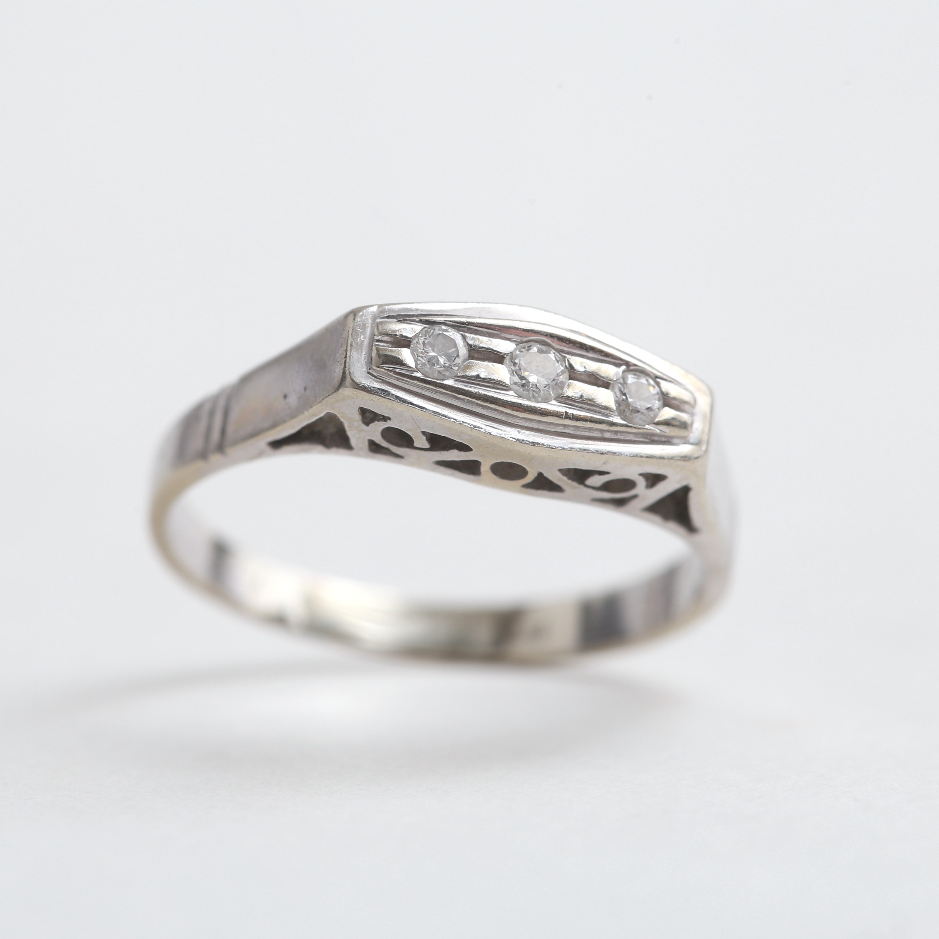 RING,18 k vitguld, med 3 stenar, 2, 76 gram.