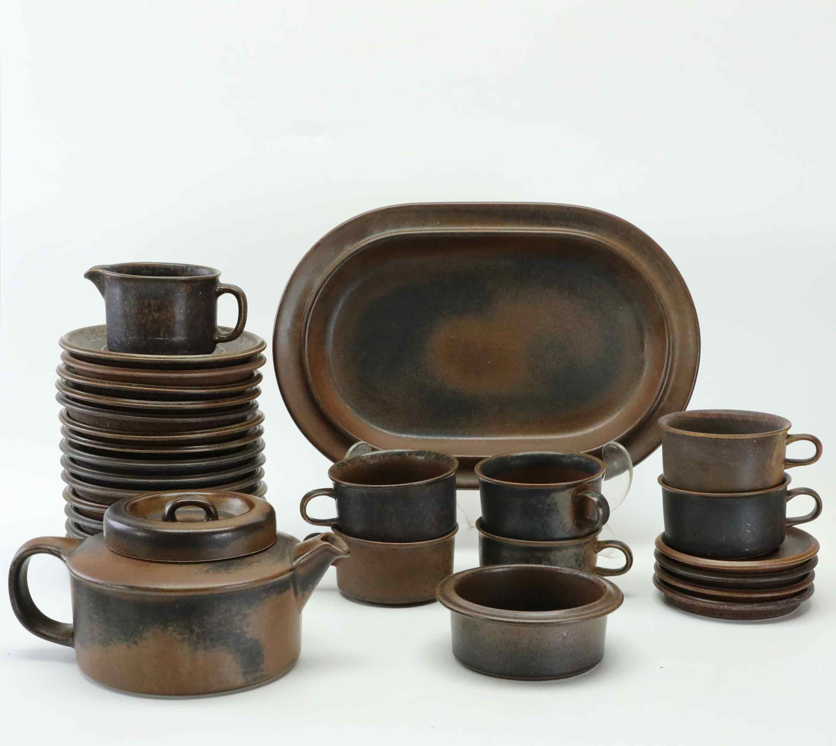 ULLA PROCOPÉ. Servisdelar, 29 delar, "Ruska", stengods, Finland, 1960/70-tal.