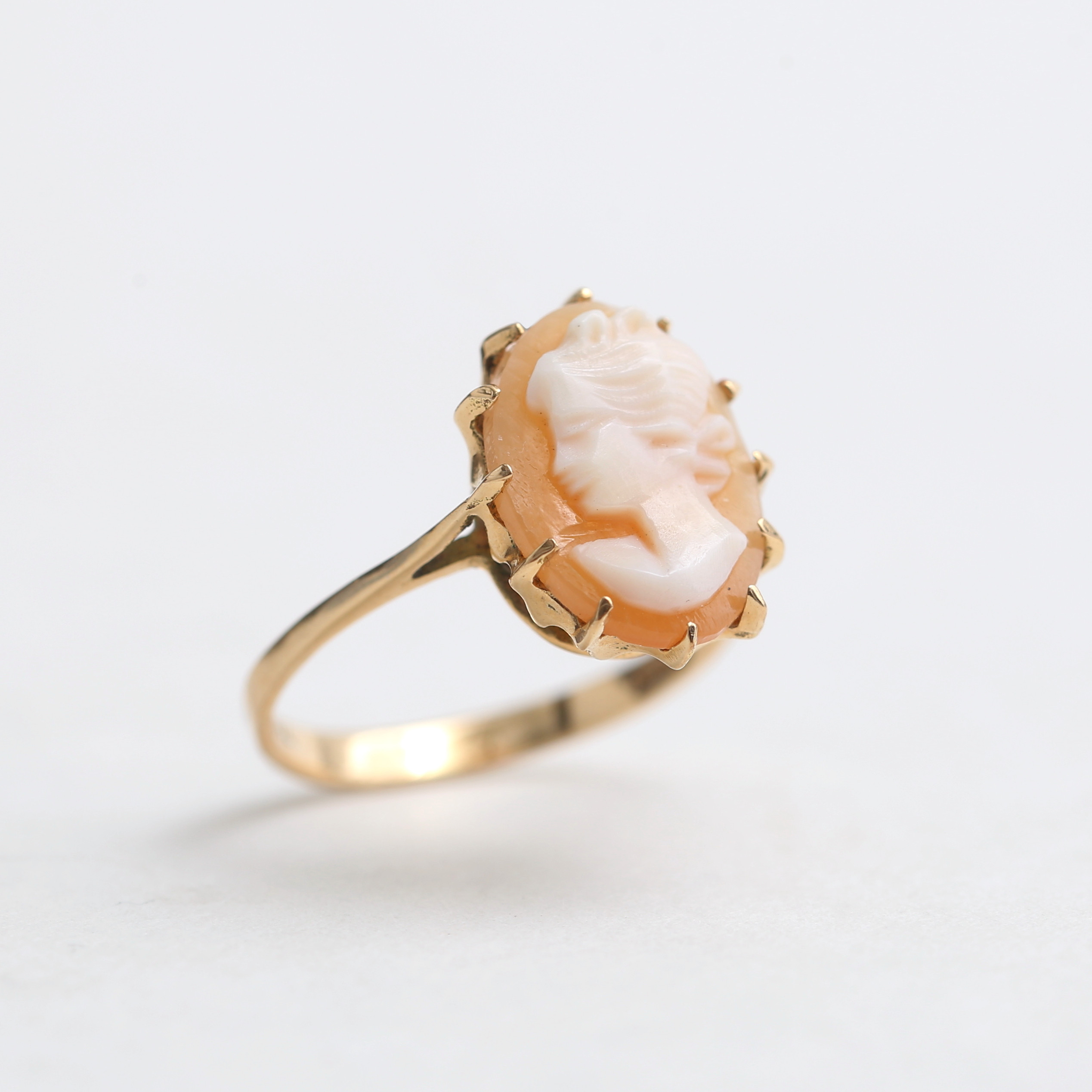 RING, 18 k guld med camé, 3,23 gram.