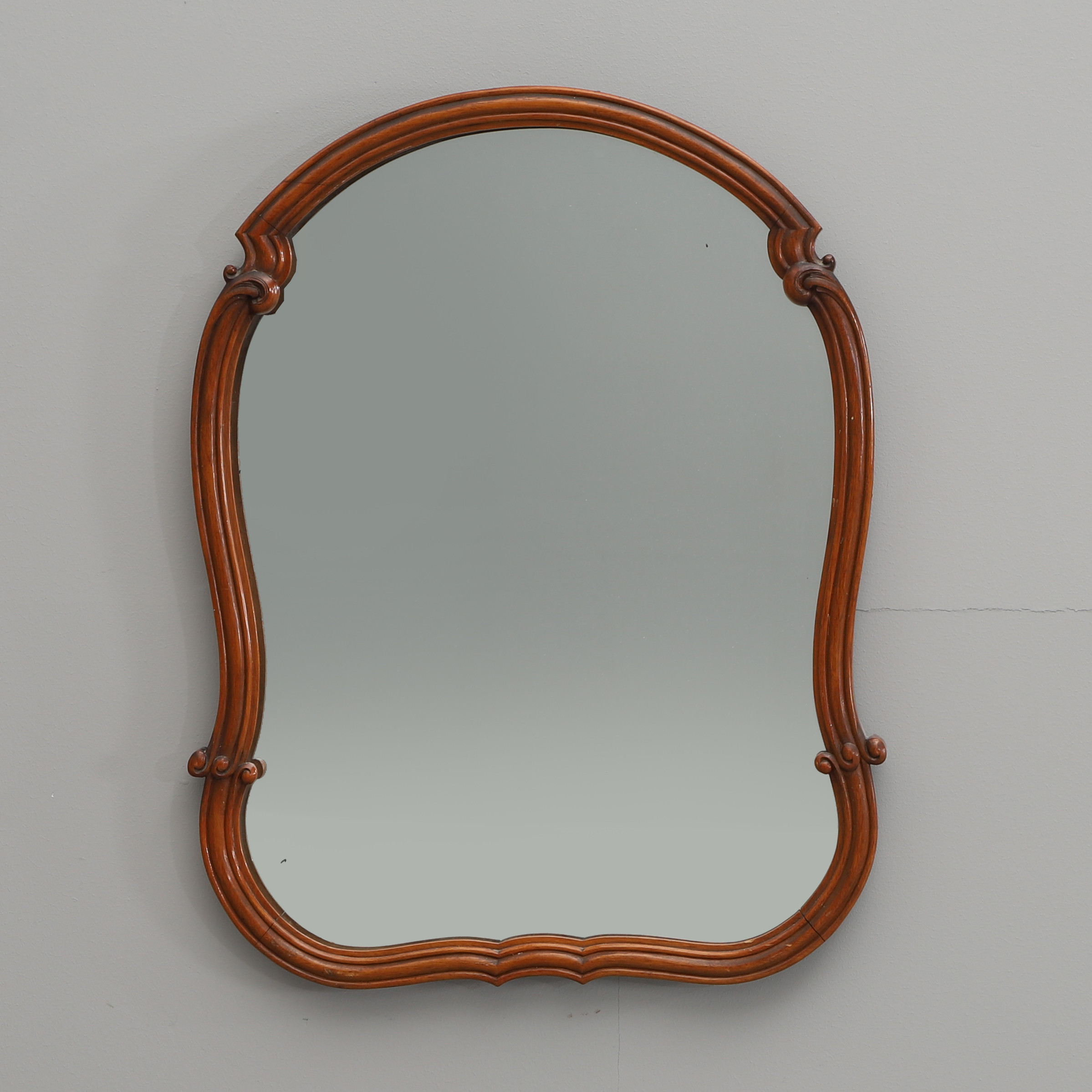 SPEGEL, mahogny, rokokostil. Omkring 1900.