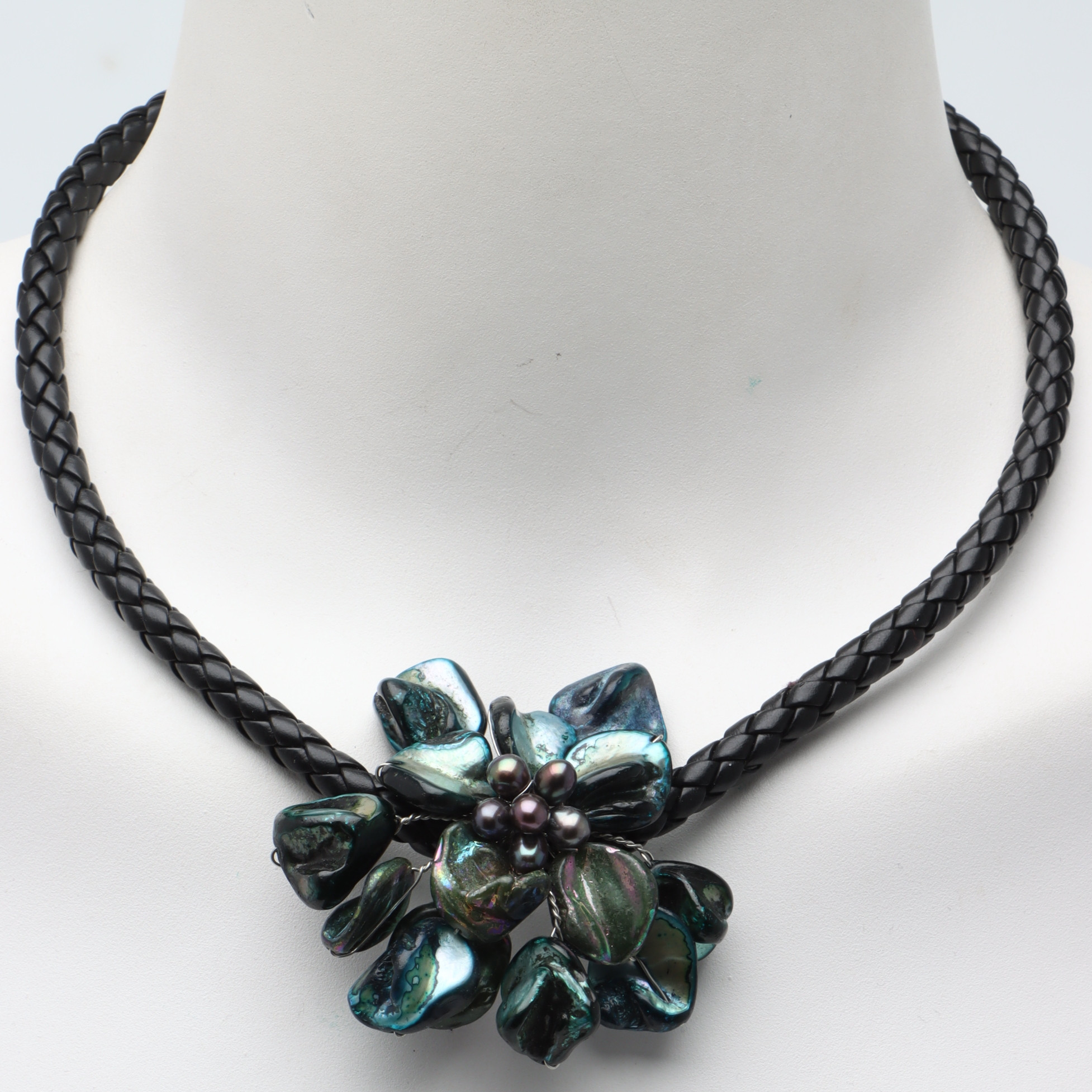 COLLIER, pärlemor, läderrem.
