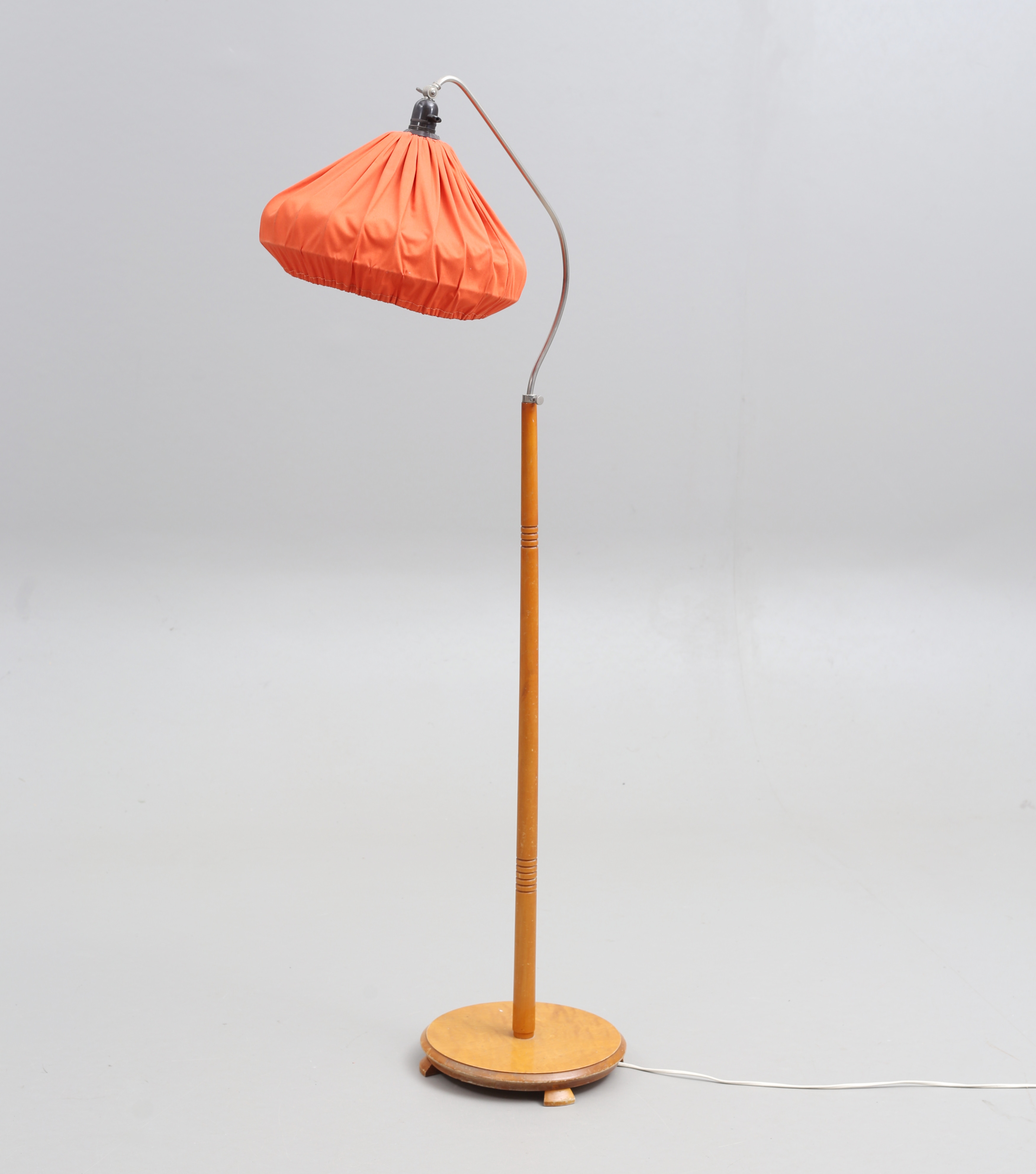 GOLVLAMPA, trä, 1930/40-tal.