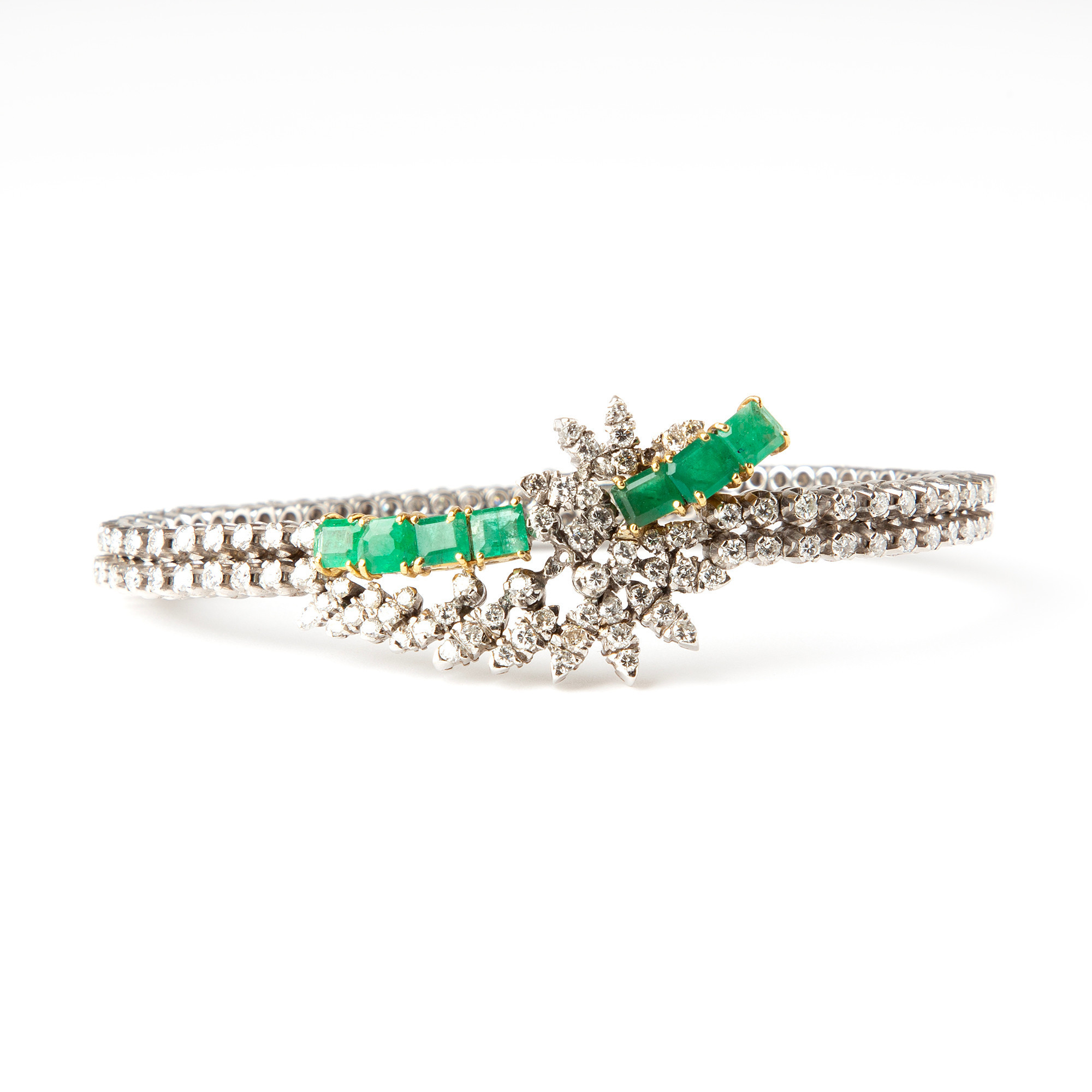 ARMBAND, 18K vitguld och guld med briljantslipade diamanter, totalt ca 2.50 ct och fasettslipade smaragder, totalt ca 2.10 ct.